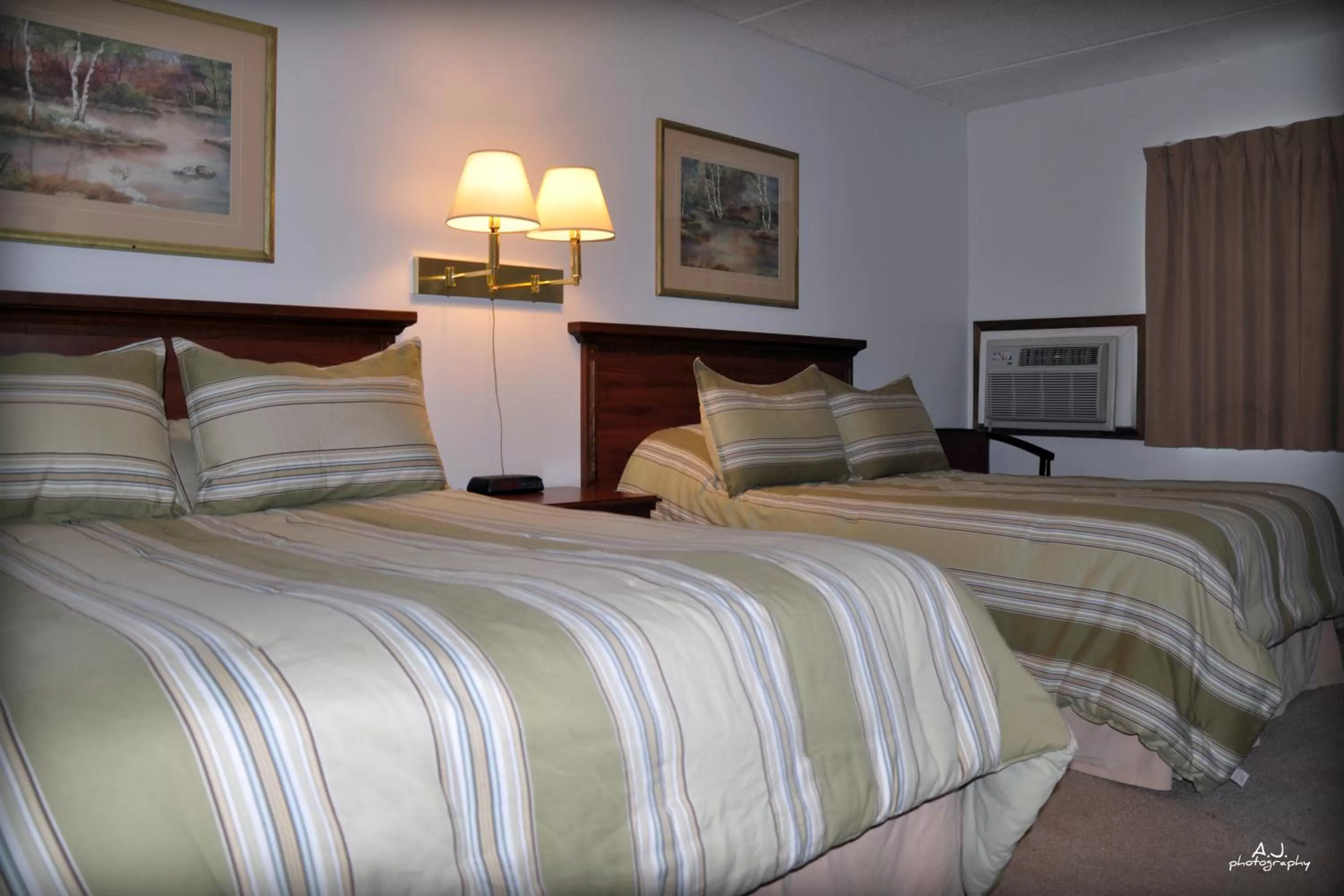 Bed in Gladstone Inn and Suites