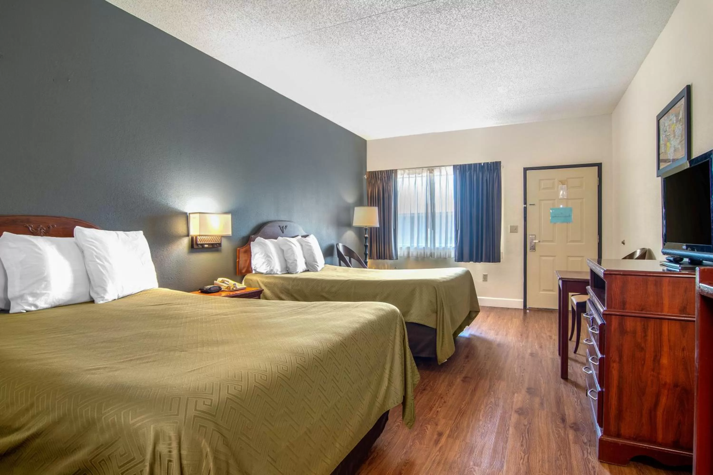 Photo of the whole room, Bed in Econo Lodge Inn & Suites