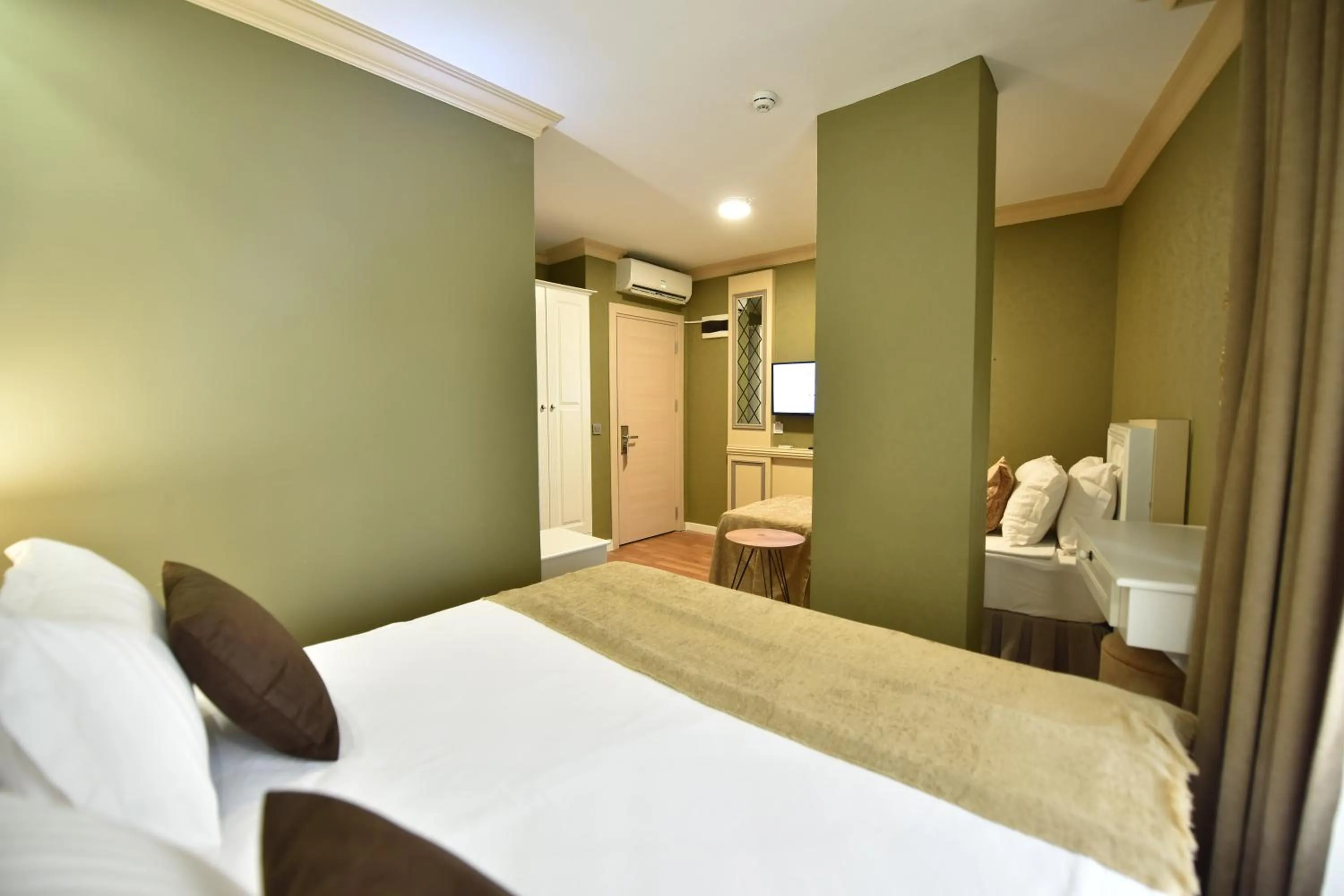 Photo of the whole room, Bed in Sunlight Hotel