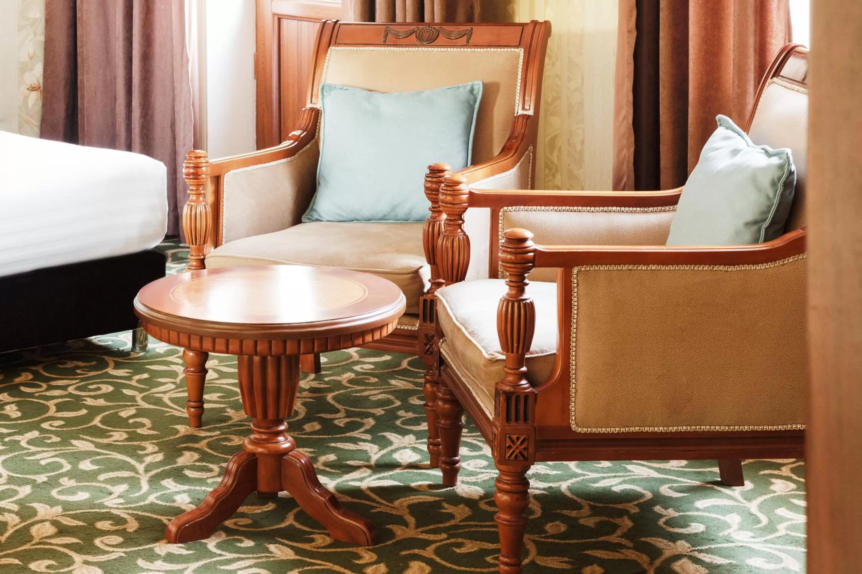 Seating area, Bed in Western Suites Hotel