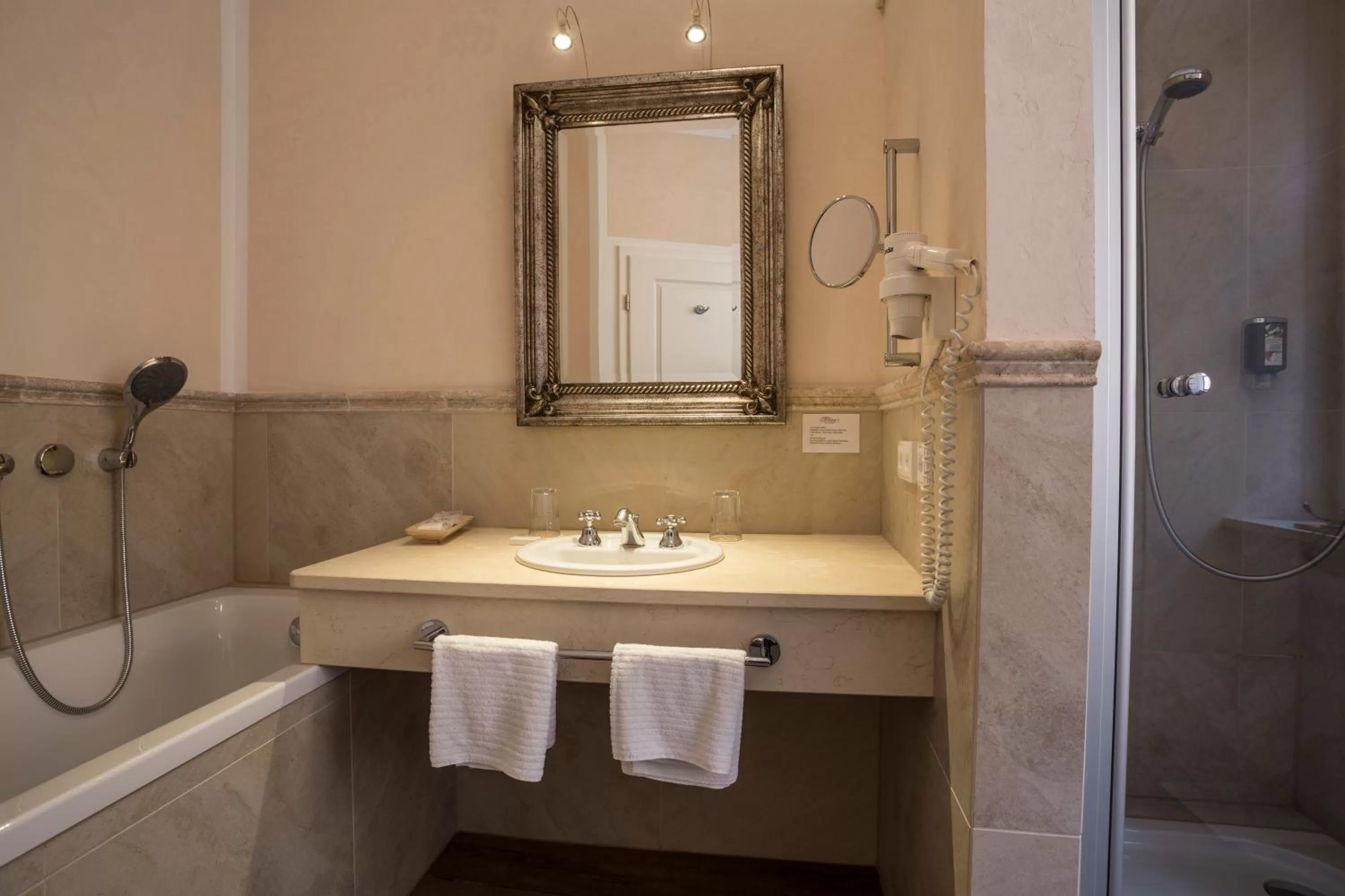 Photo of the whole room in Meiser Altstadt Hotel