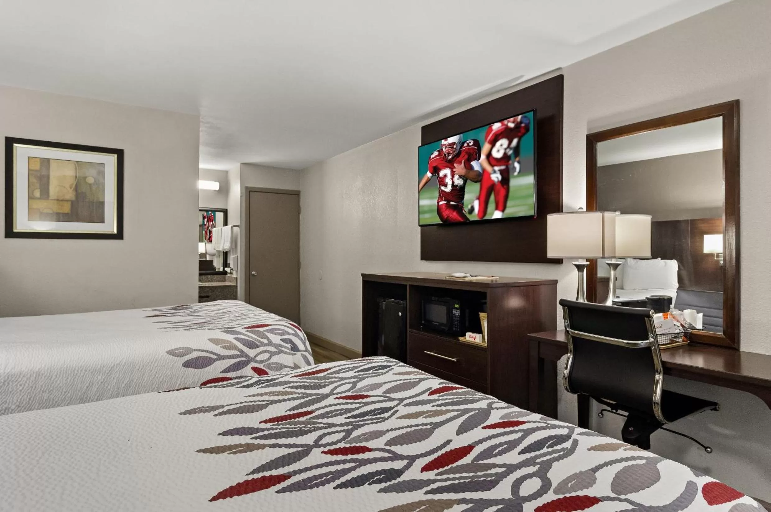 Guests, Bed in Red Roof Inn Baldwin