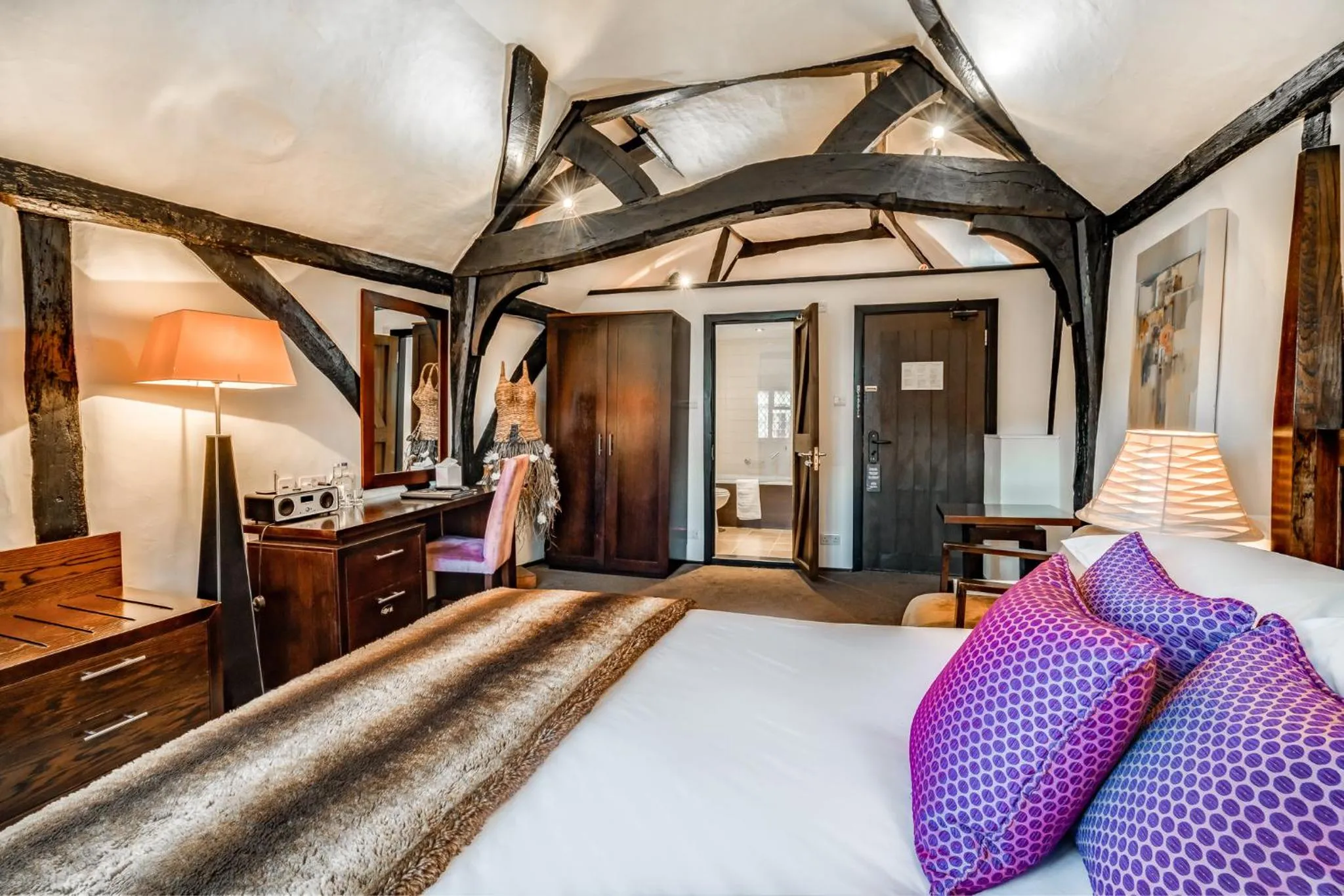 Photo of the whole room, Bed in Kings Arms Hotel