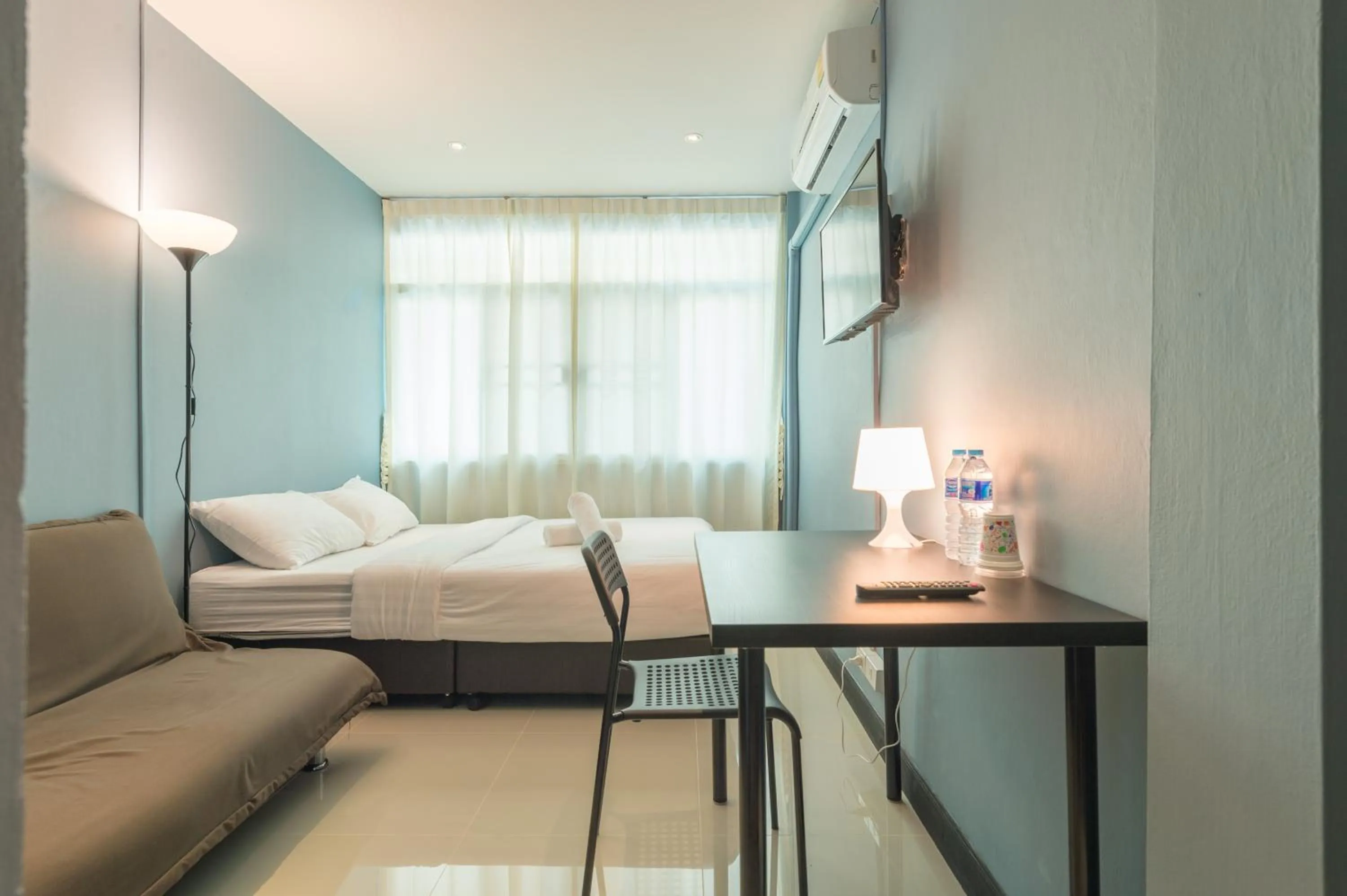 Photo of the whole room, Bed in The Little Pig Sukhumvit