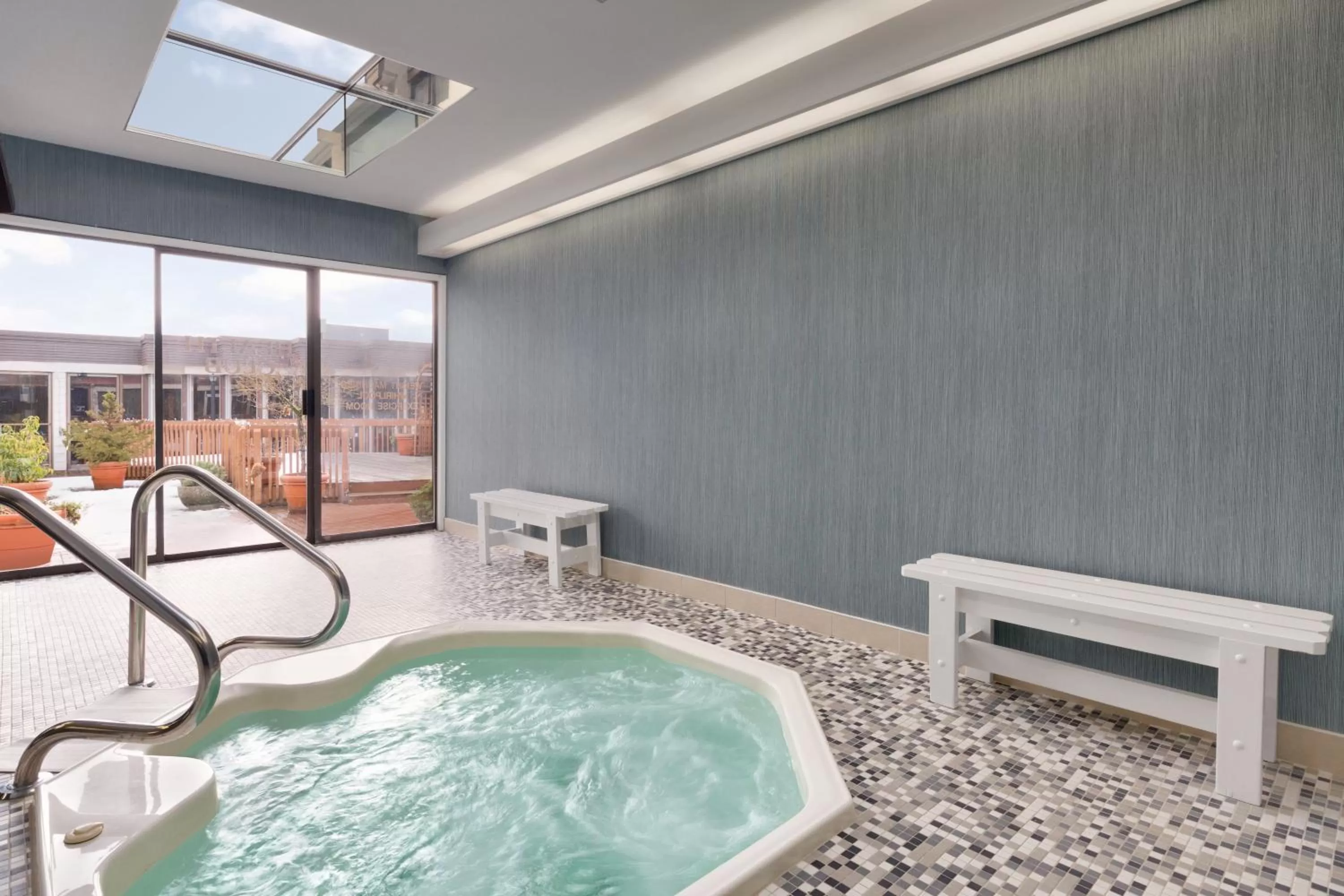 Hot Tub in Coast Discovery Inn