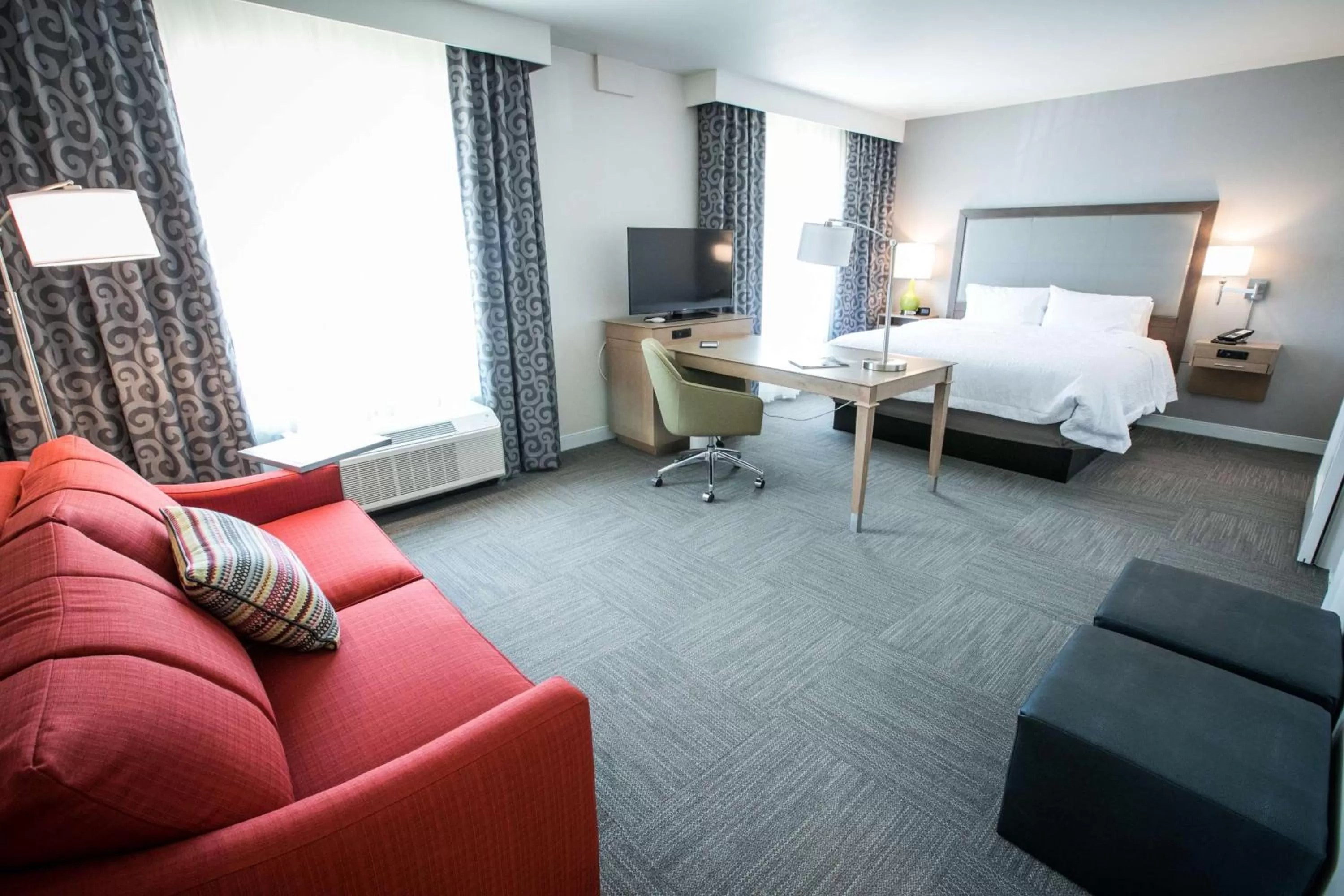 Bed in Hampton Inn & Suites Tempe/Phoenix Airport, Az