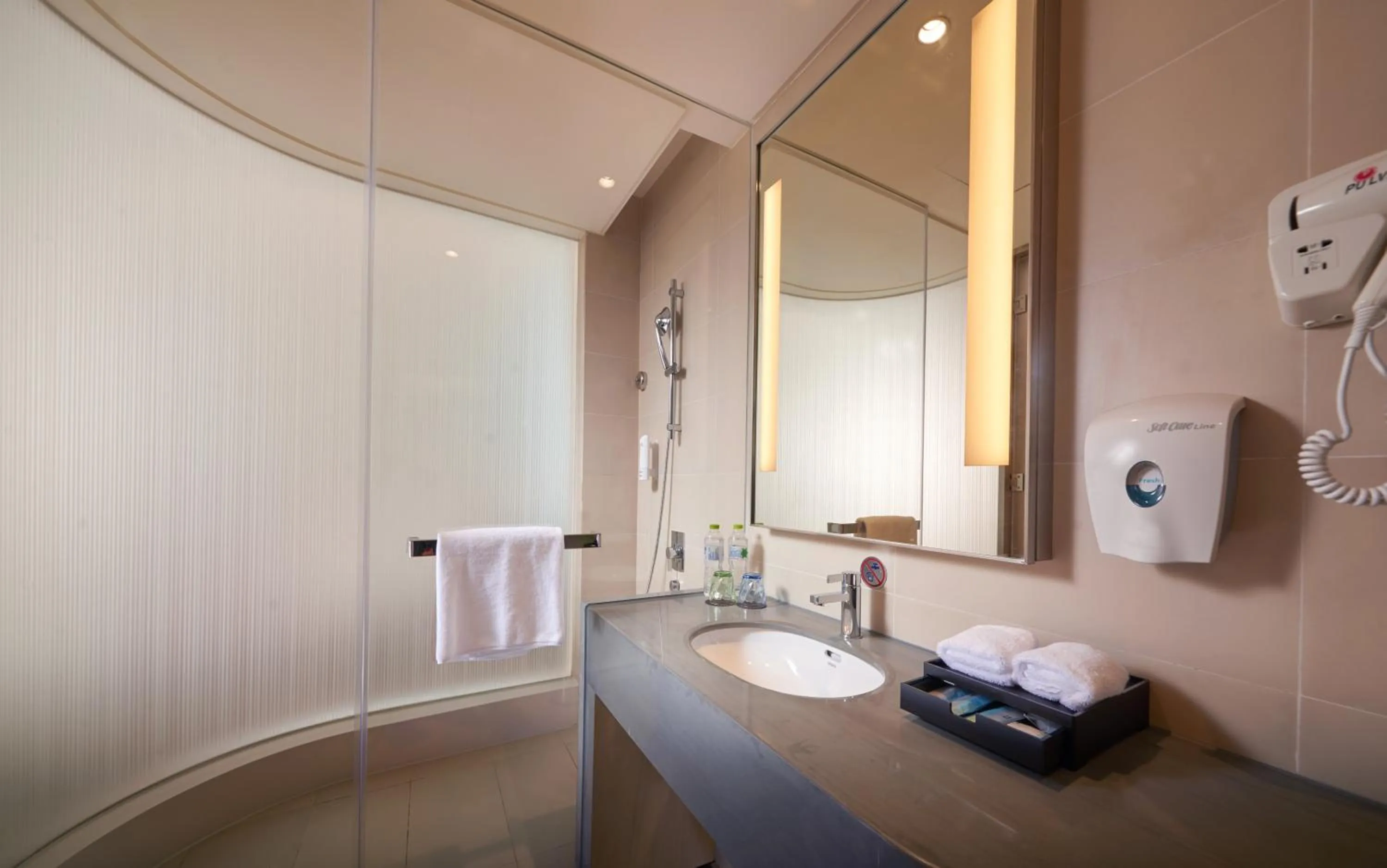 Bathroom in Holiday Inn Express Chengdu Huanhuaxi by IHG-Near Jinsha Site Musem,Near Wuhou Temple Museum,Welcome drinks,Free gym,Free self-service laundry