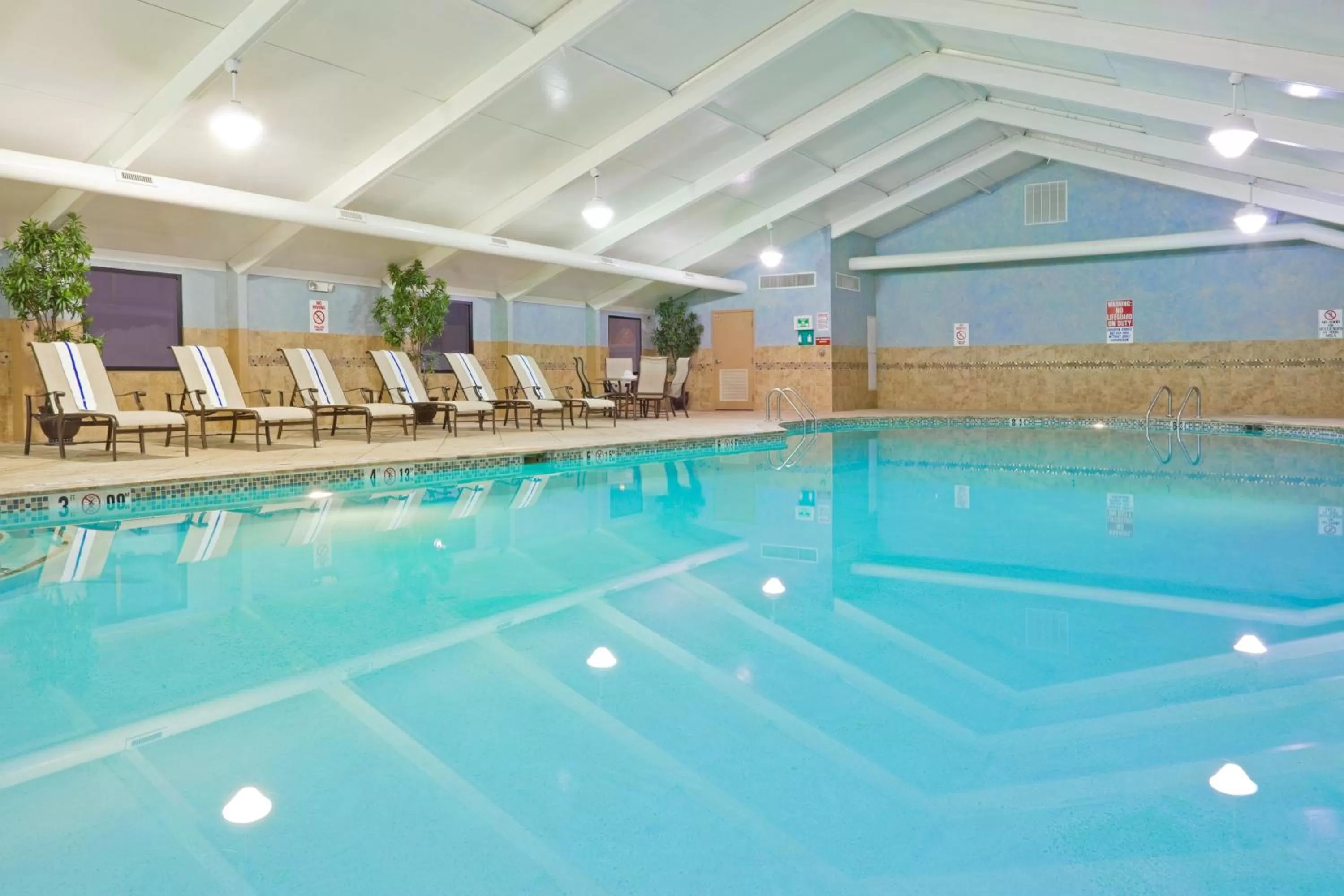 Swimming pool in Holiday Inn South Plainfield-Piscataway by IHG