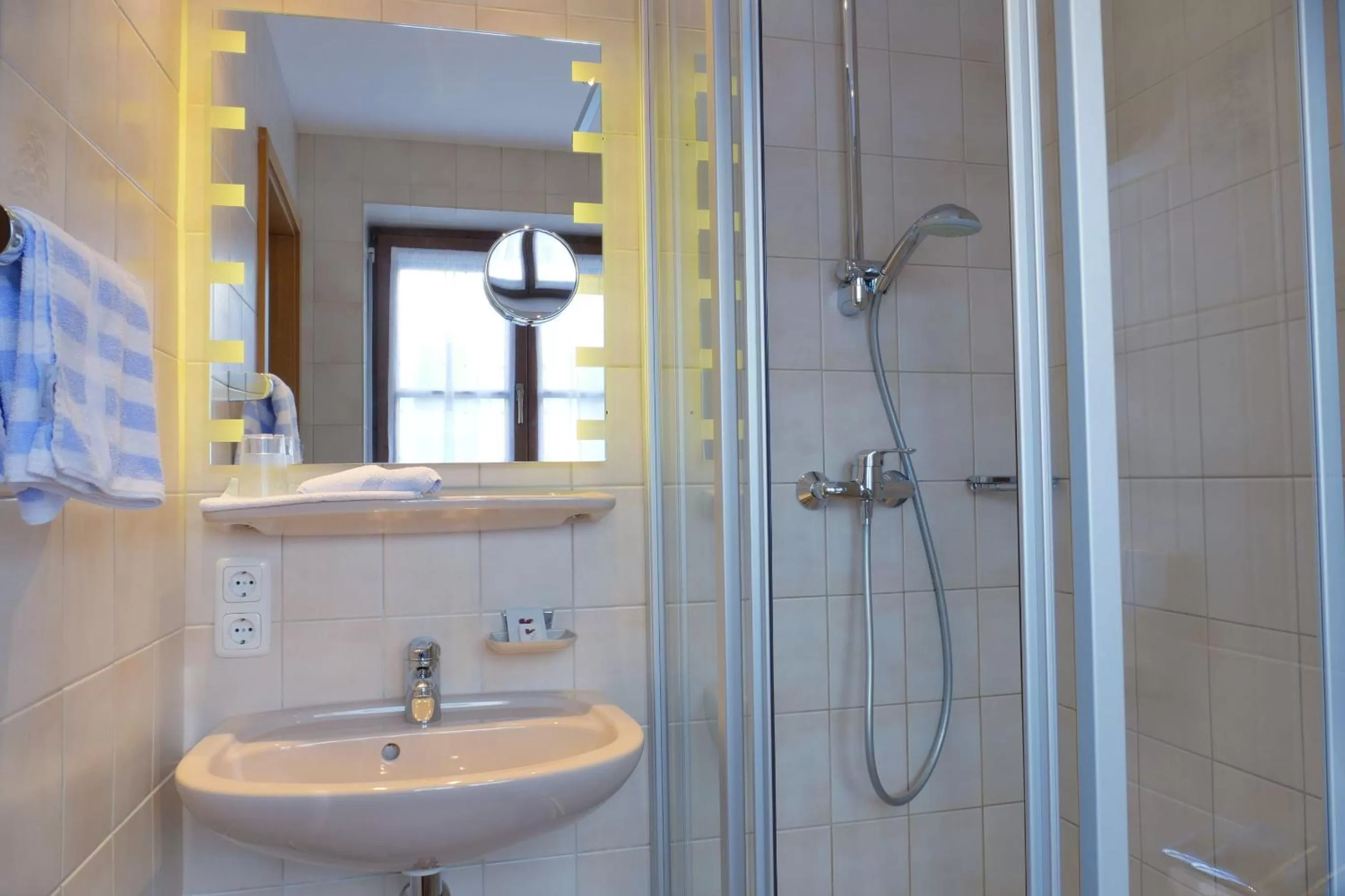 Bathroom in Altstadt-Hotel Zum Hechten