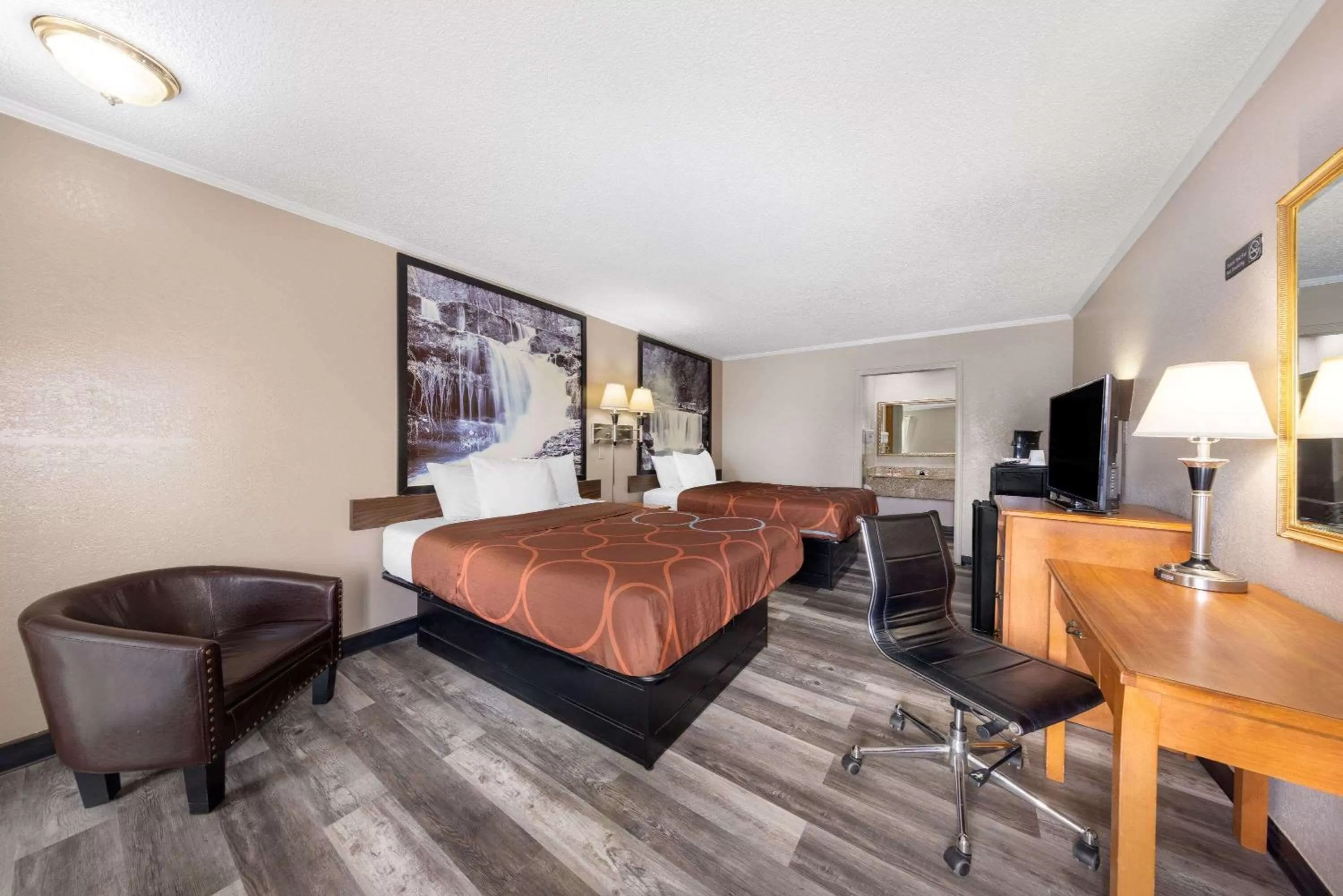 Bedroom, Bed in Super 8 by Wyndham Kansas City Airport North