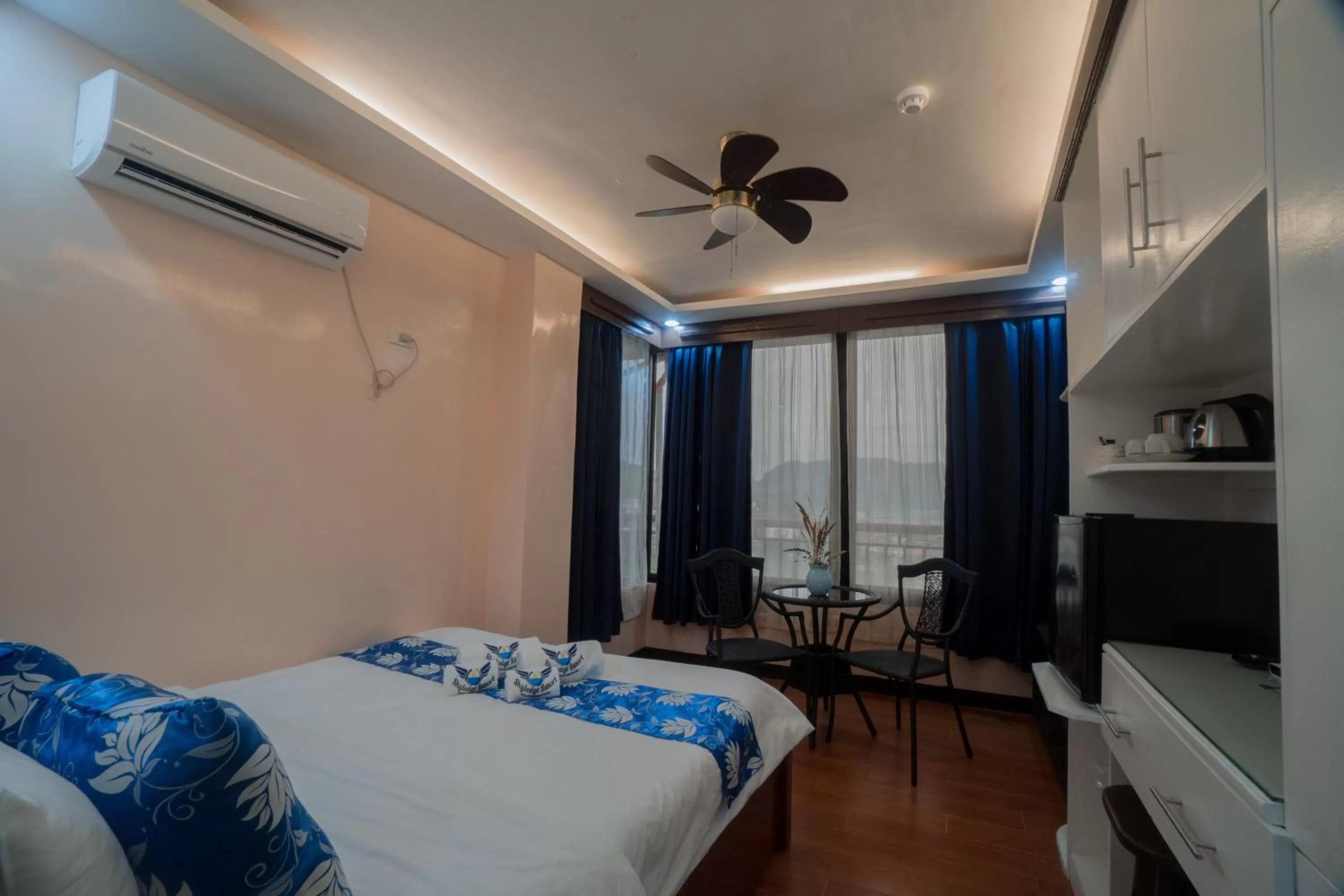 Photo of the whole room, Bed in Skylodge Resort