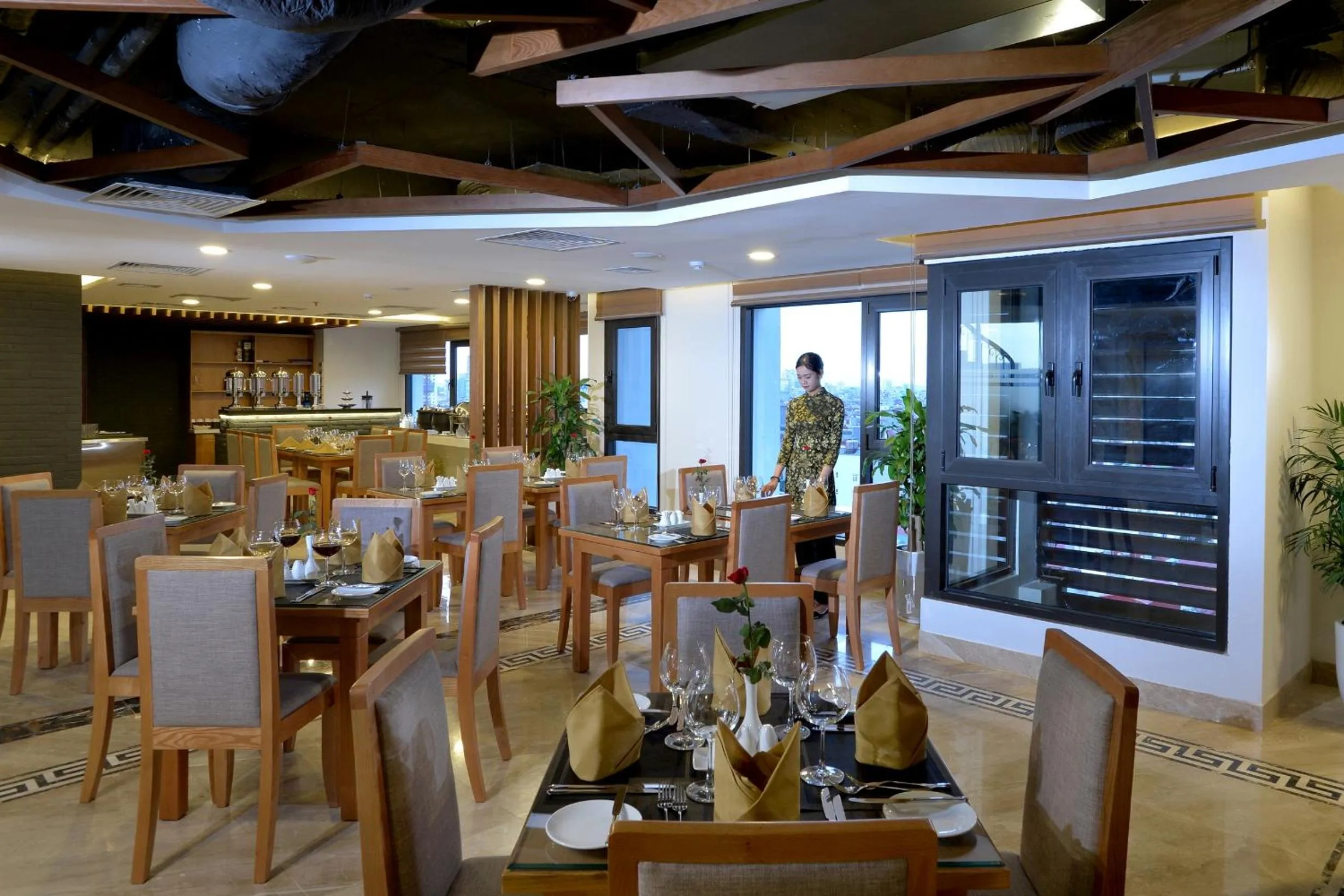 Restaurant/places to eat in London Hanoi Hotel