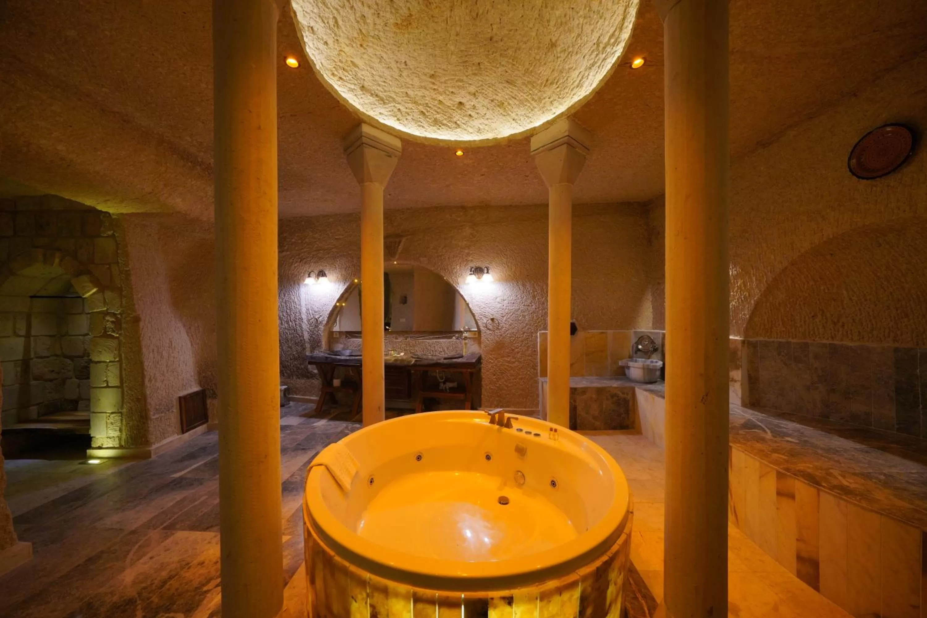 Hot Tub in Shoestring Cave House