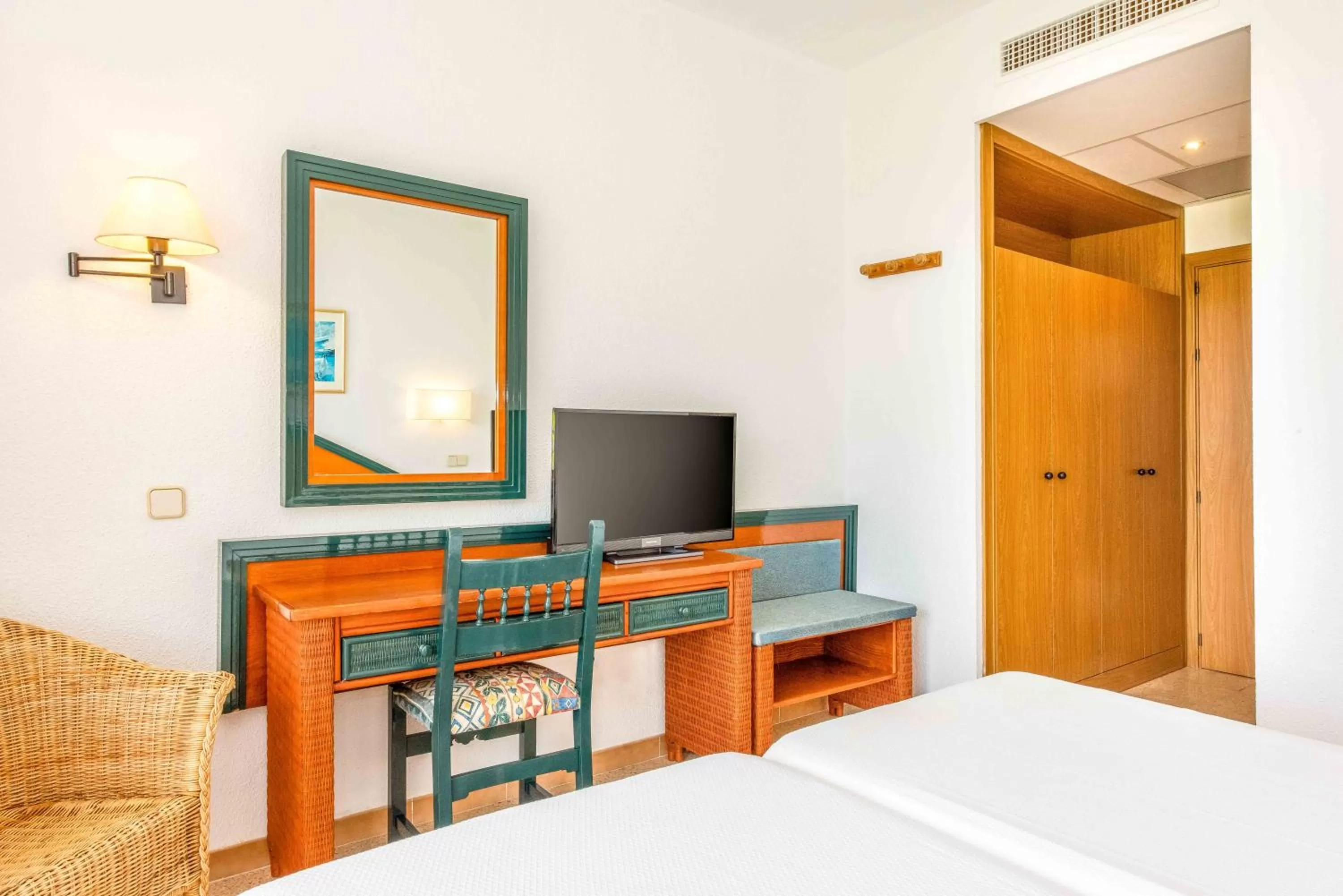 Photo of the whole room, TV/Entertainment Center in Valentin Park Club