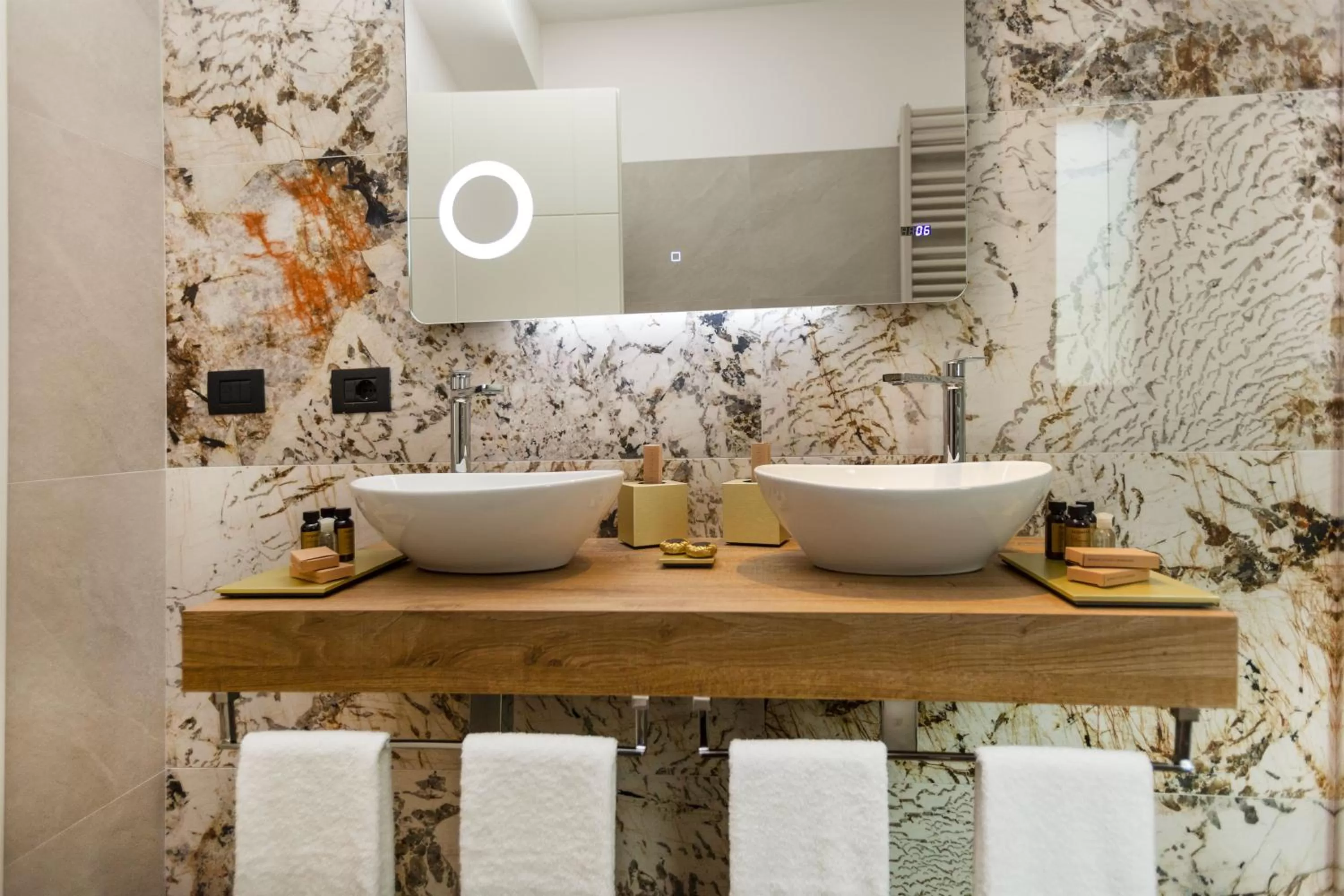 Bathroom in Donna Vì Hotel