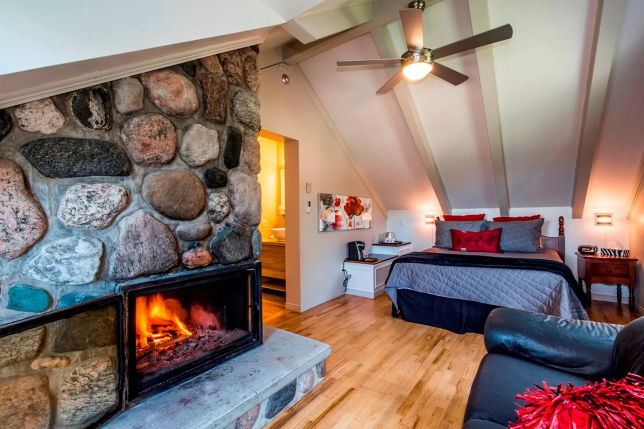 Photo of the whole room, Bed in Auberge Fleurs de Lune