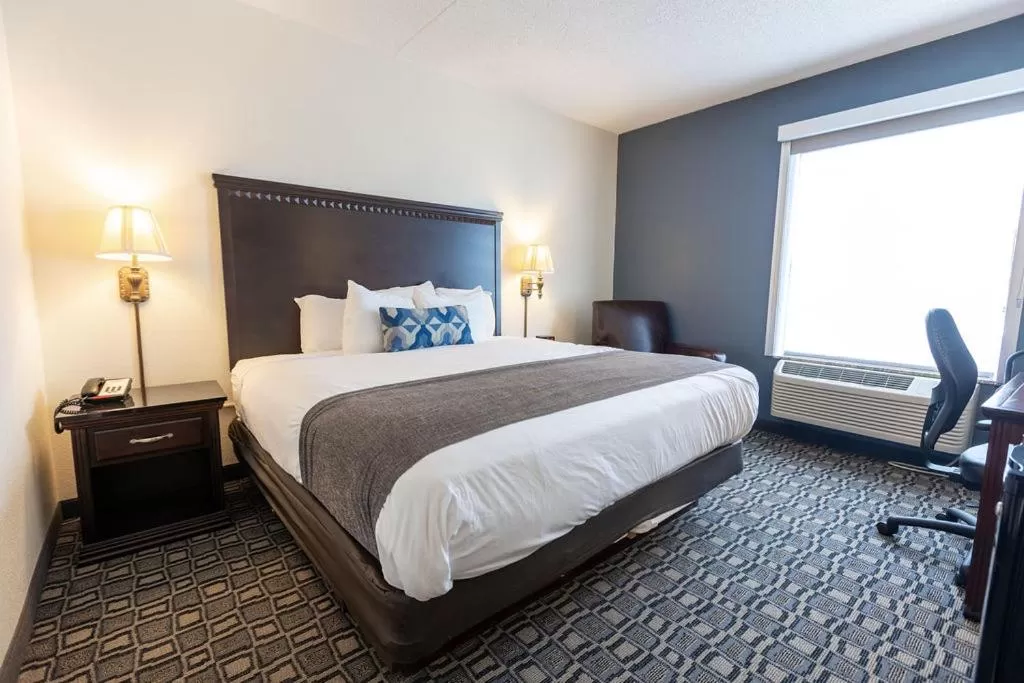 Bedroom, Bed in Savannah House Hotel