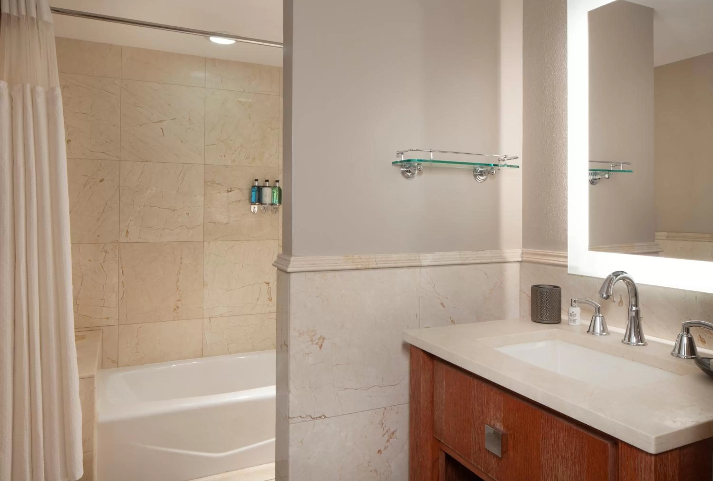 Bathroom in Pier House Resort & Spa