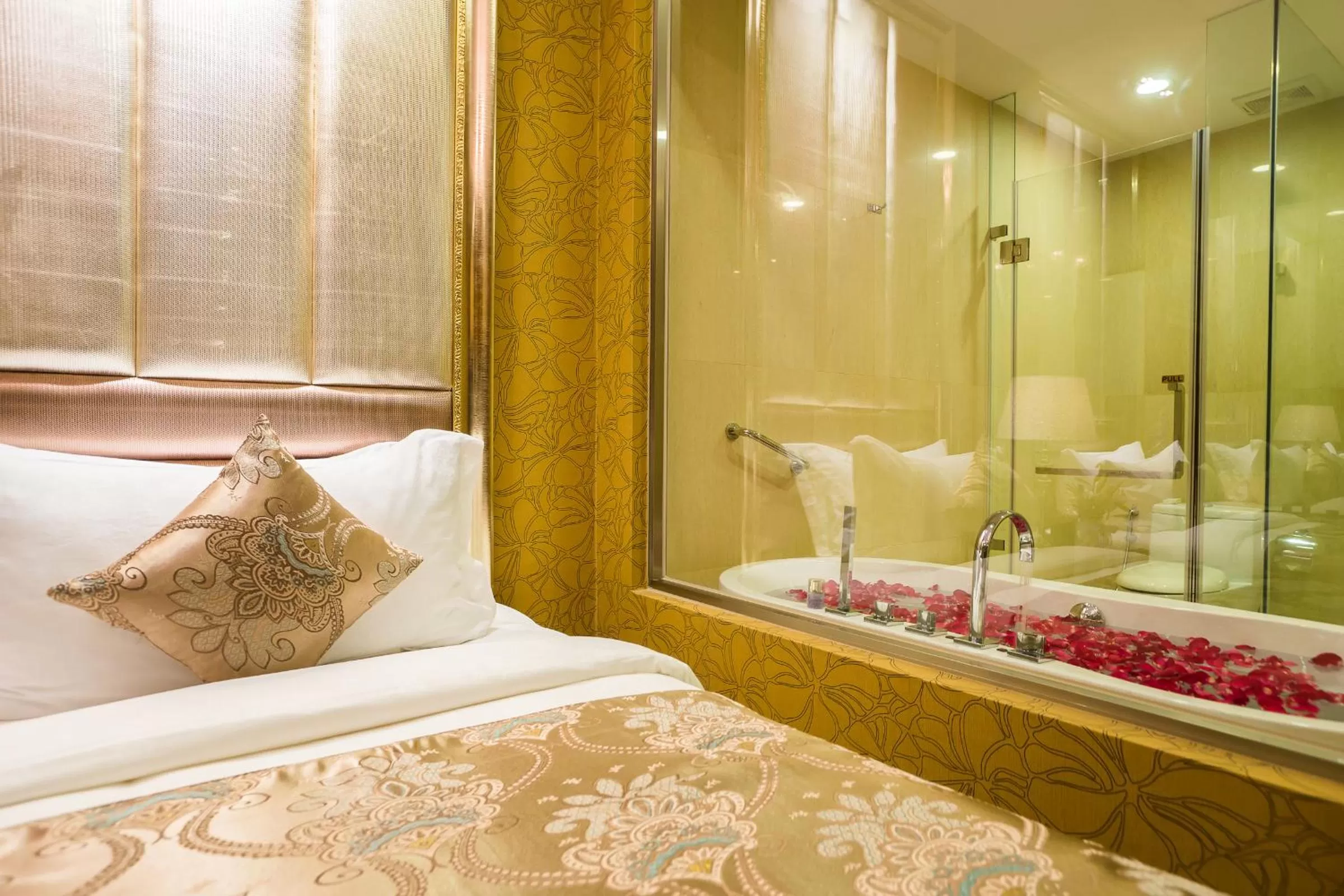 Bed in Best Western Chinatown Hotel