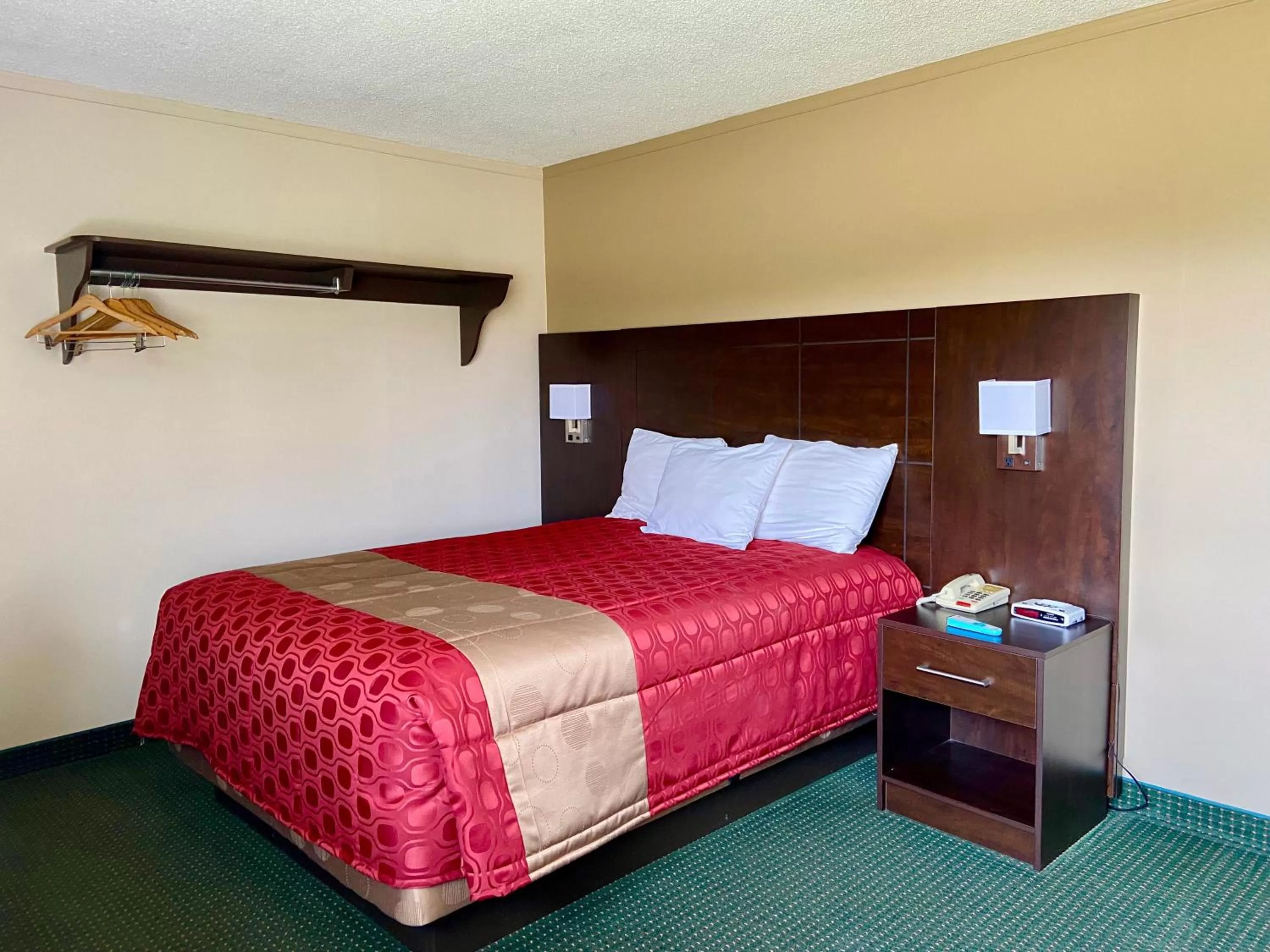 Bed in Colonial House Motor Inn