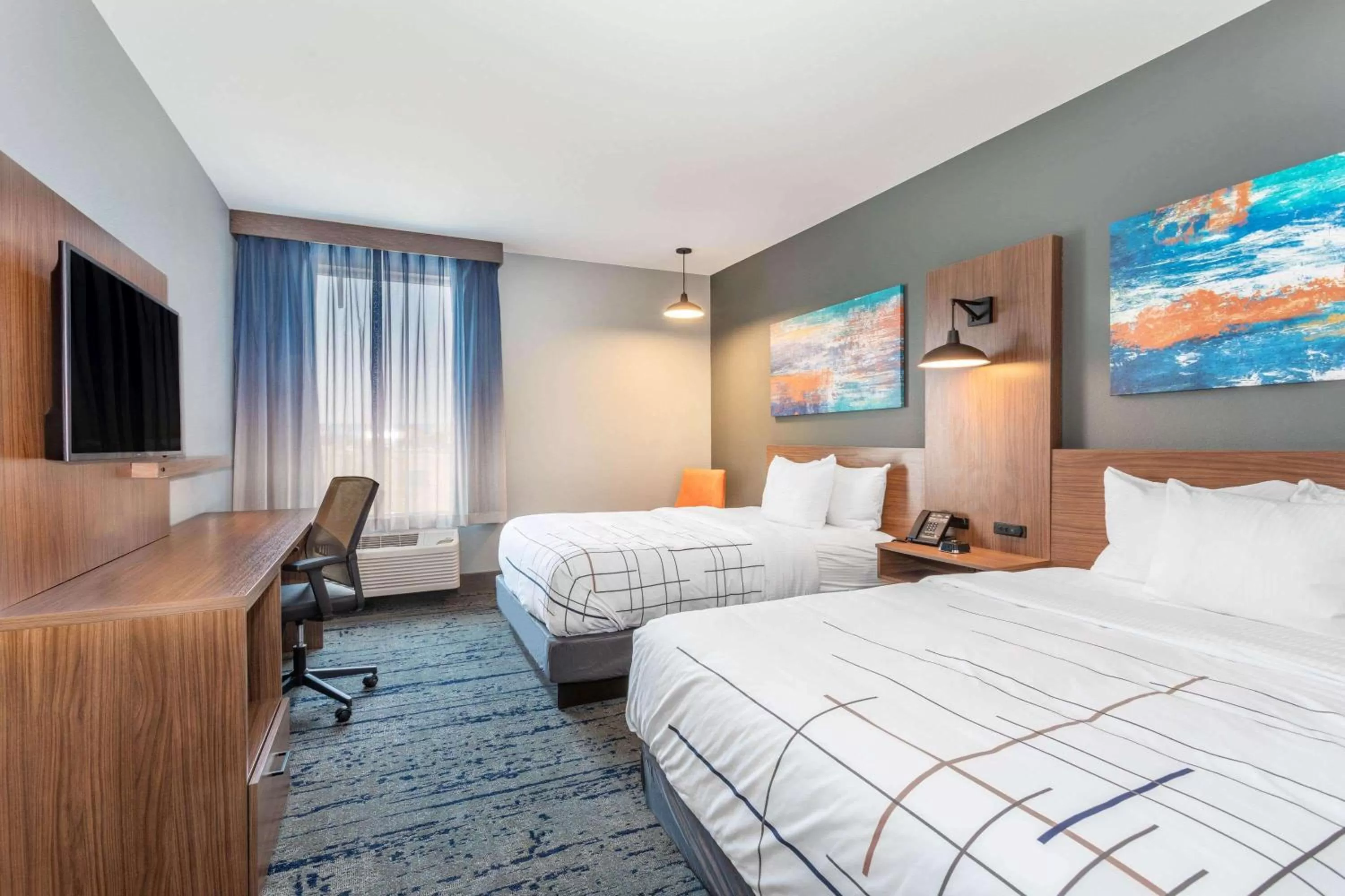Photo of the whole room, Bed in La Quinta Inn & Suites Limon by Wyndham
