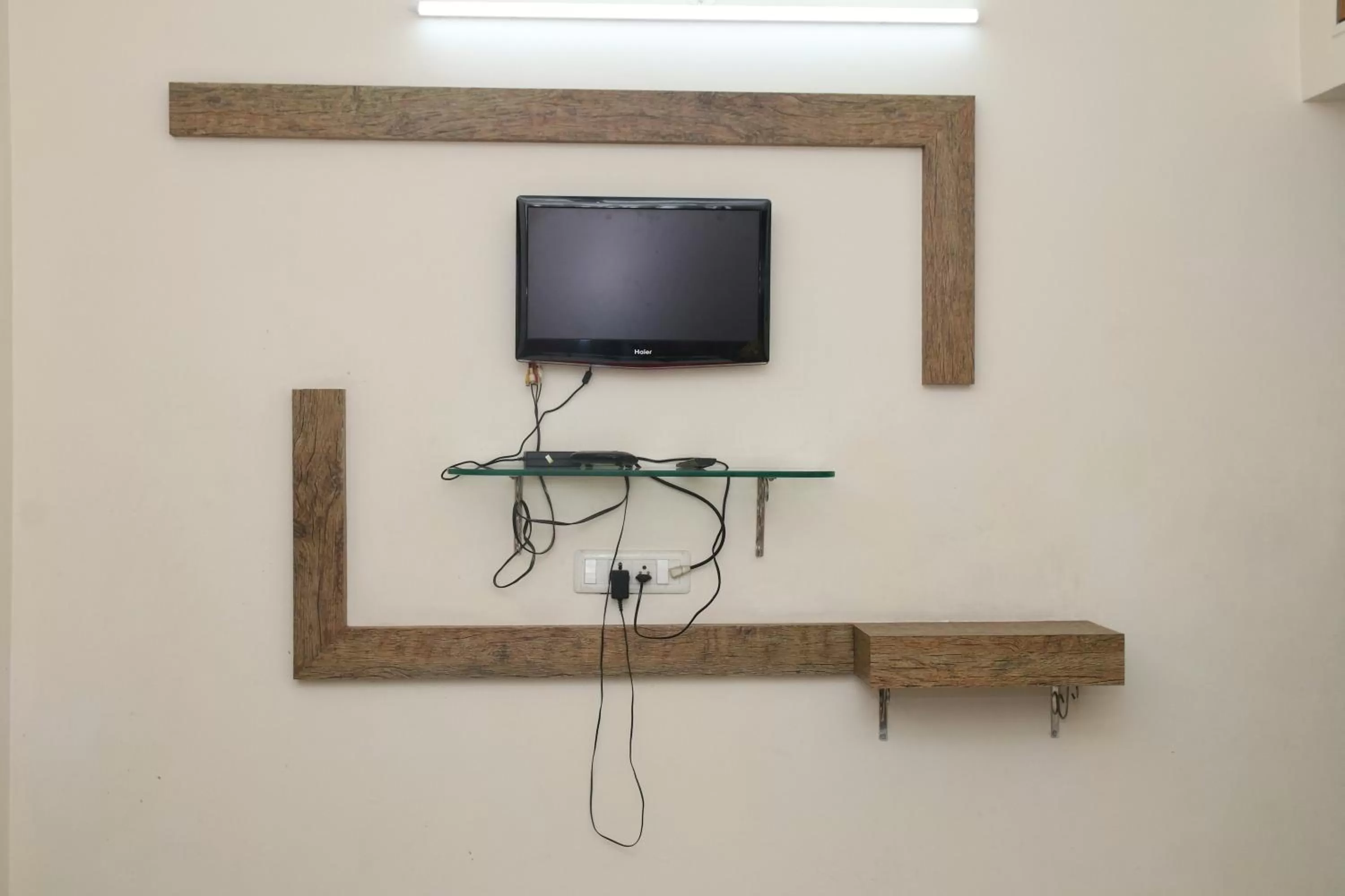 Bedroom, TV/Entertainment Center in The Elite Apartment Hotel