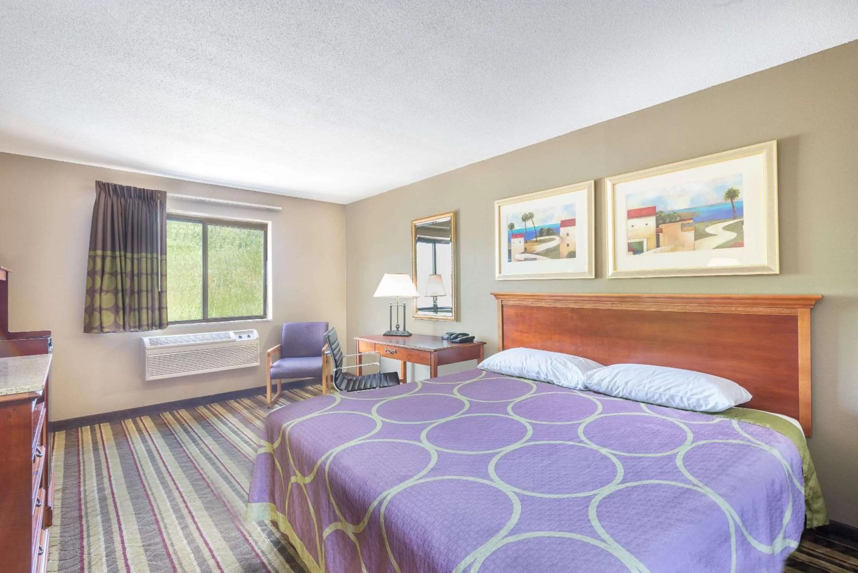 Photo of the whole room, Bed in Super 8 by Wyndham Tilton/Lake Winnipesaukee