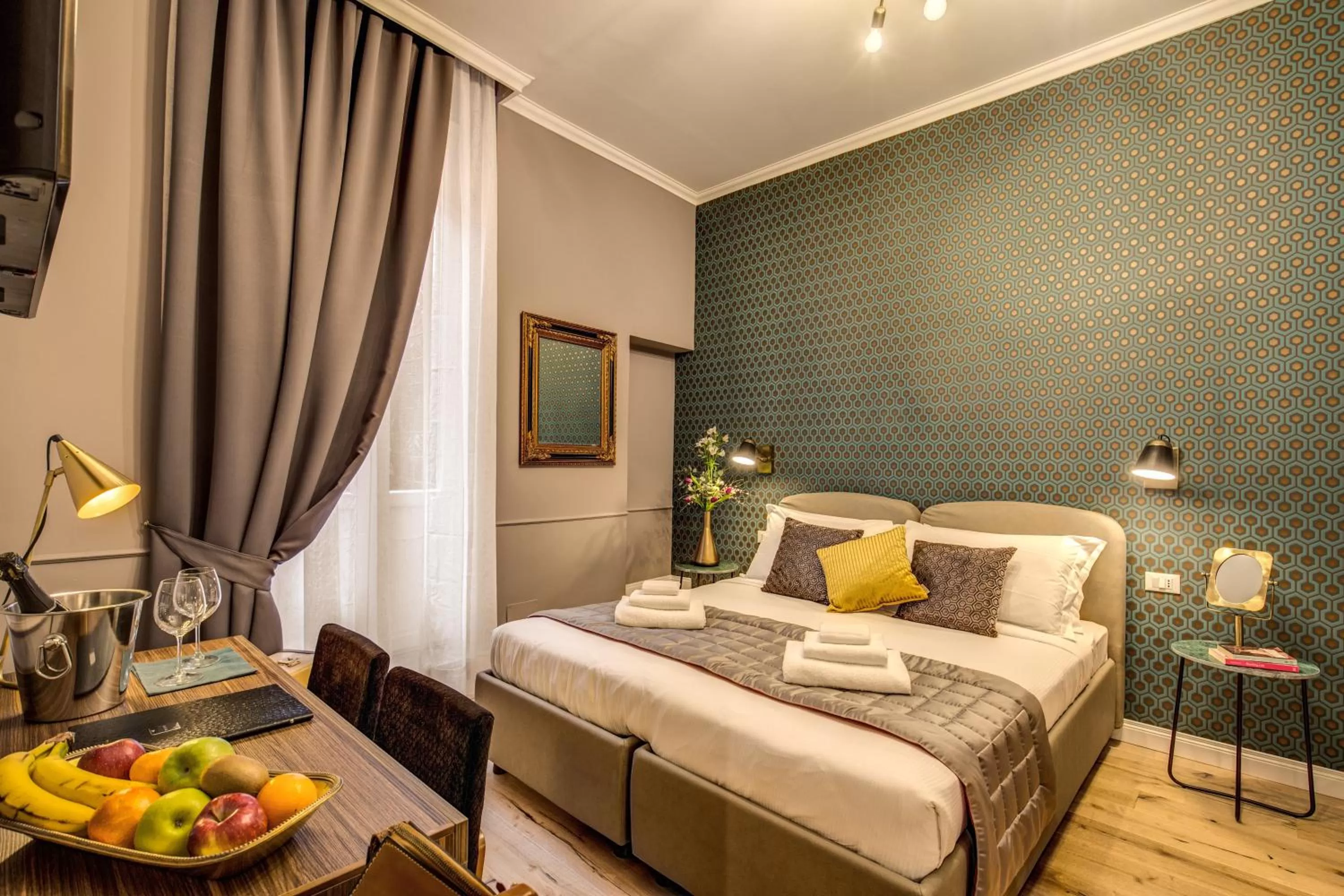 Photo of the whole room, Bed in Tree Charme Parliament Boutique Hotel