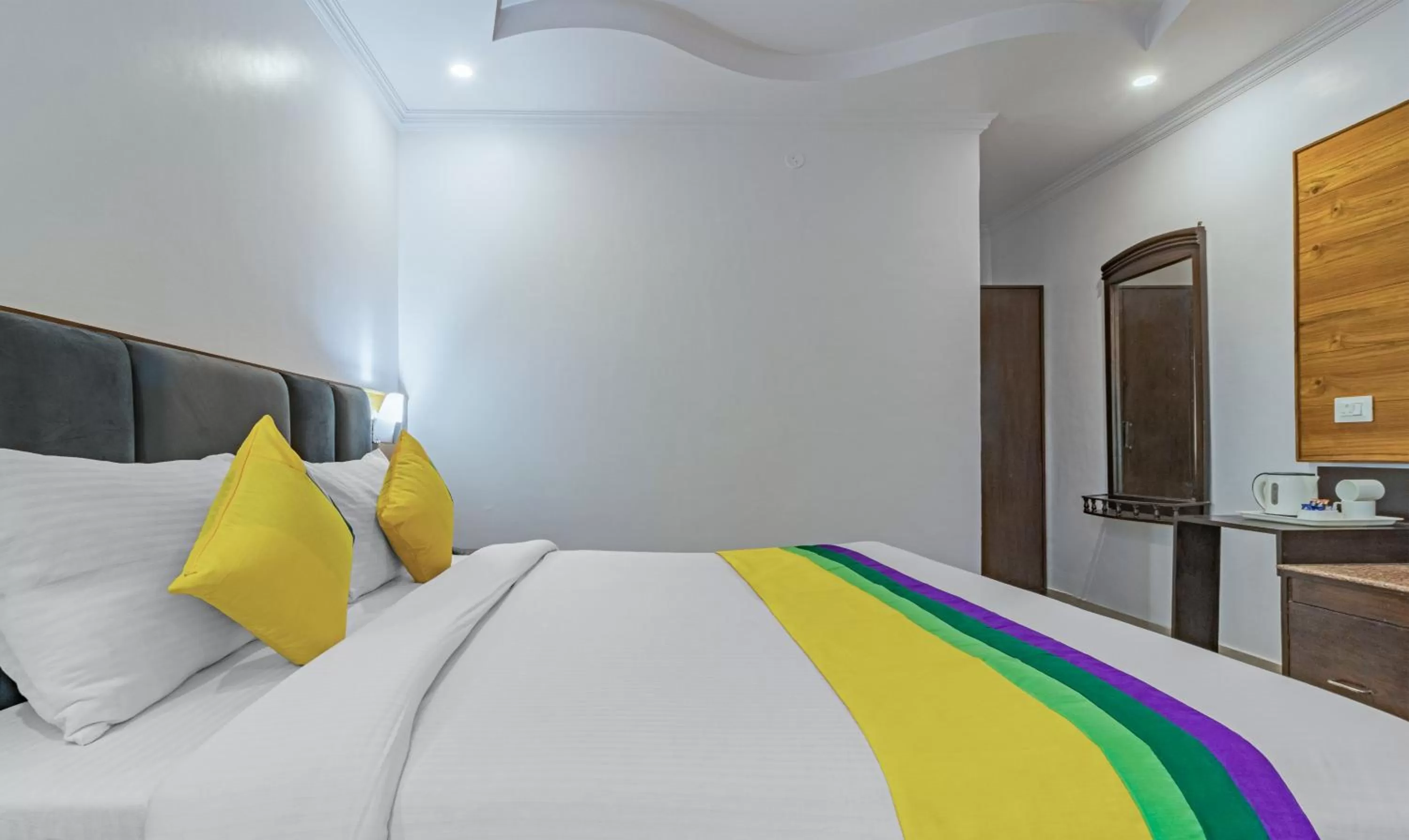 Bedroom, Bed in Itsy Hotels Peak View, 300 Mts From Mall Road