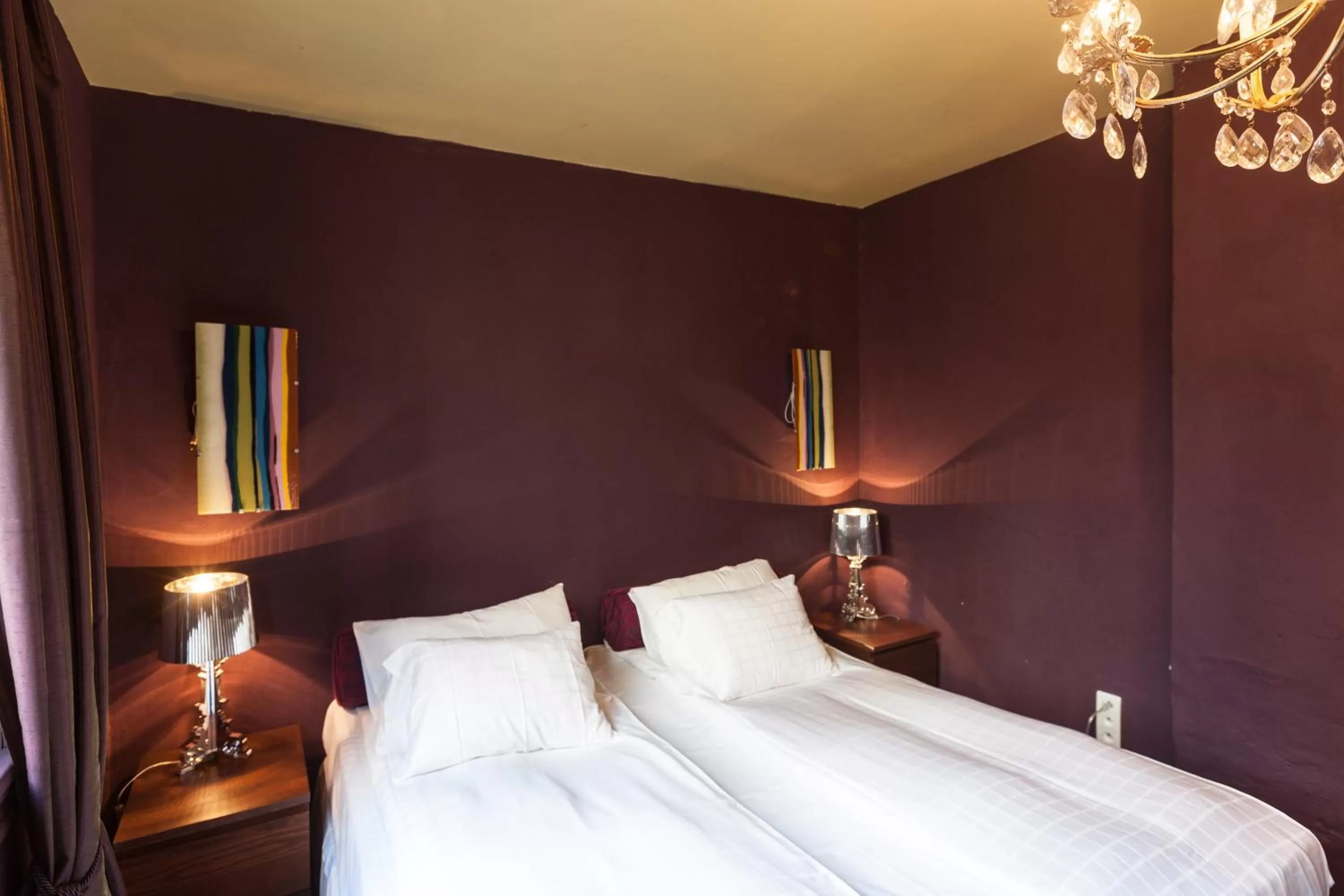 Bed in Hotel Diamonds and Pearls