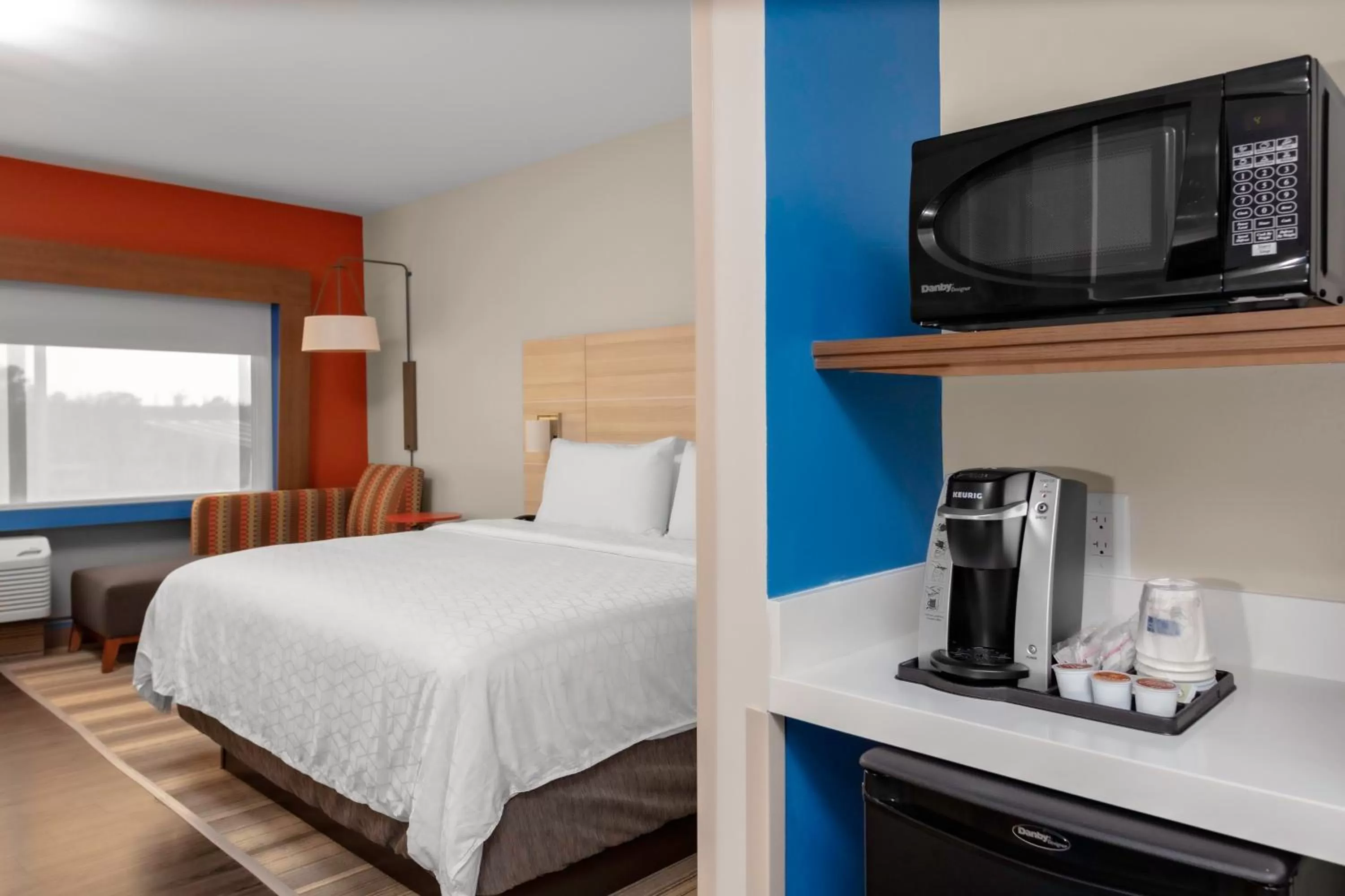 Photo of the whole room, Bed in Holiday Inn Express & Suites Wilmington West - Medical Park by IHG