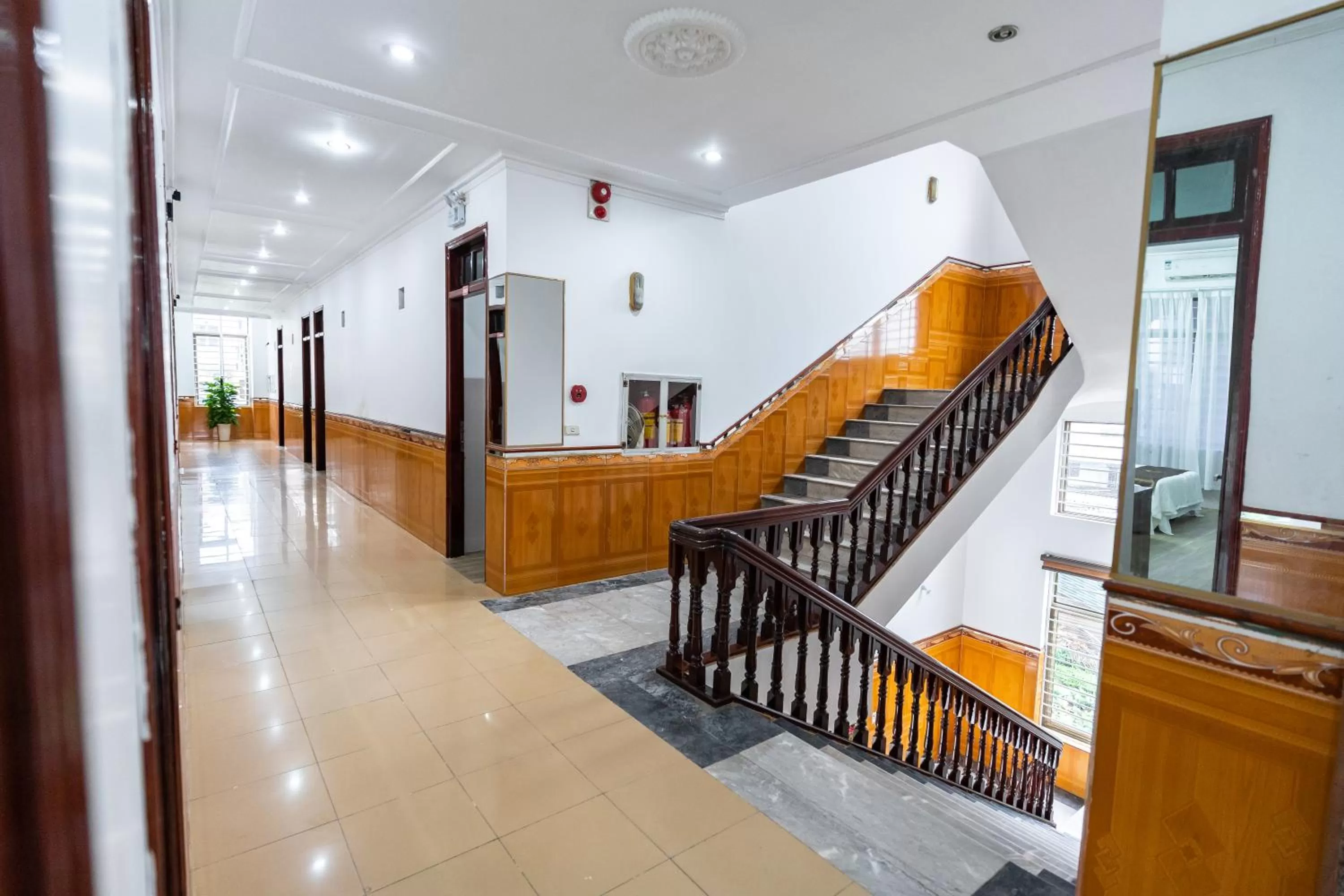 PHÚ QUÝ HOTEL near ĐÔNG KINH MARKET