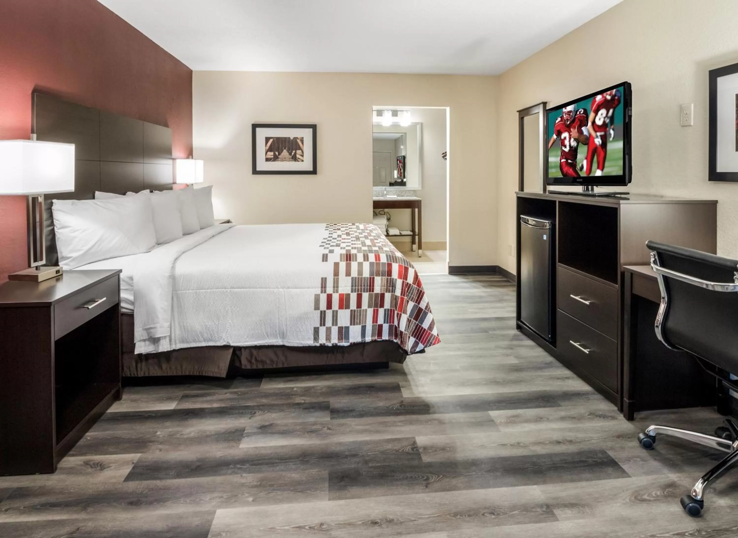 Photo of the whole room, Bed in Red Roof Inn Dandridge