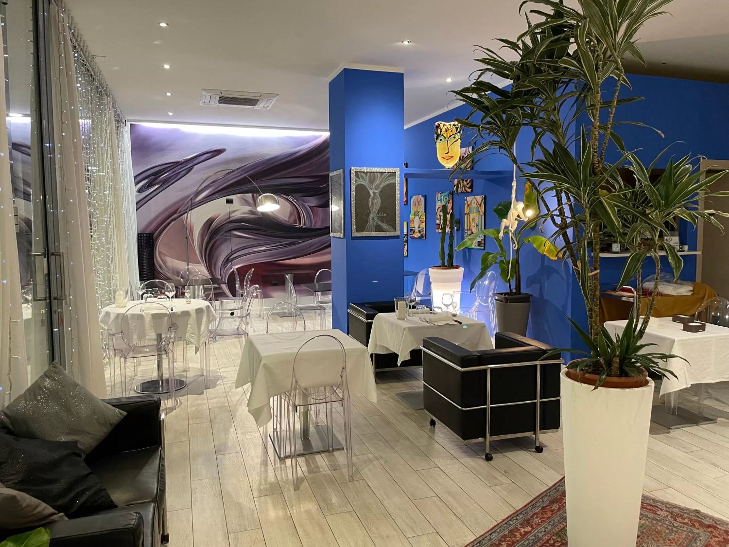 Restaurant/places to eat in Blue Shades Hotel