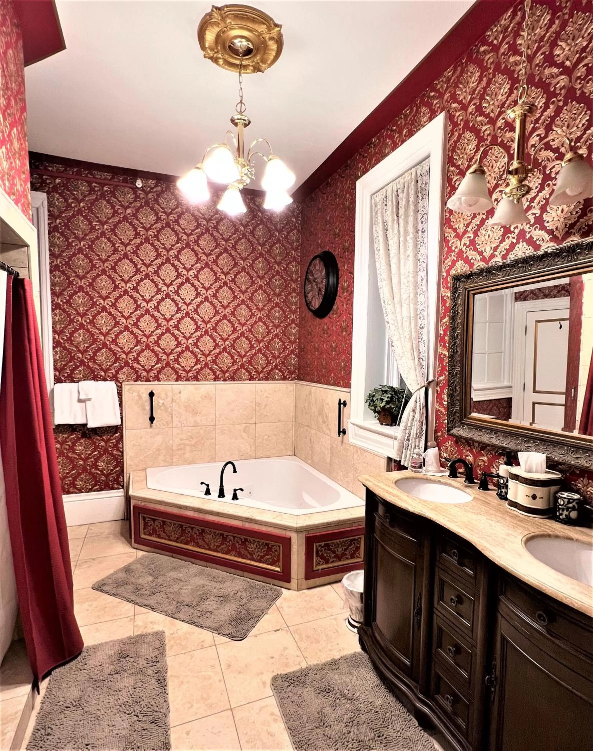 Bathroom in Heber Senator Bed and Breakfast