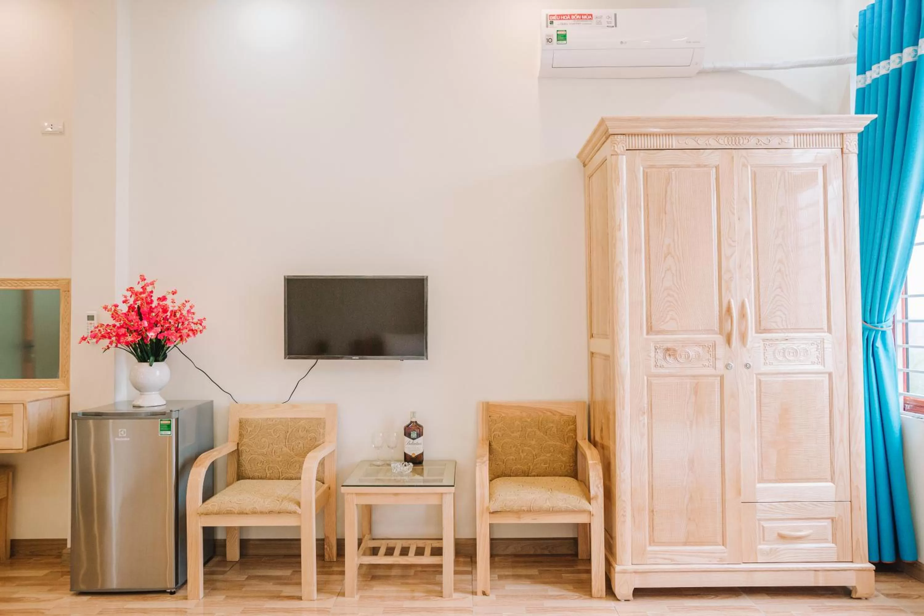 Communal lounge/ TV room in La Teisu Airport Hotel