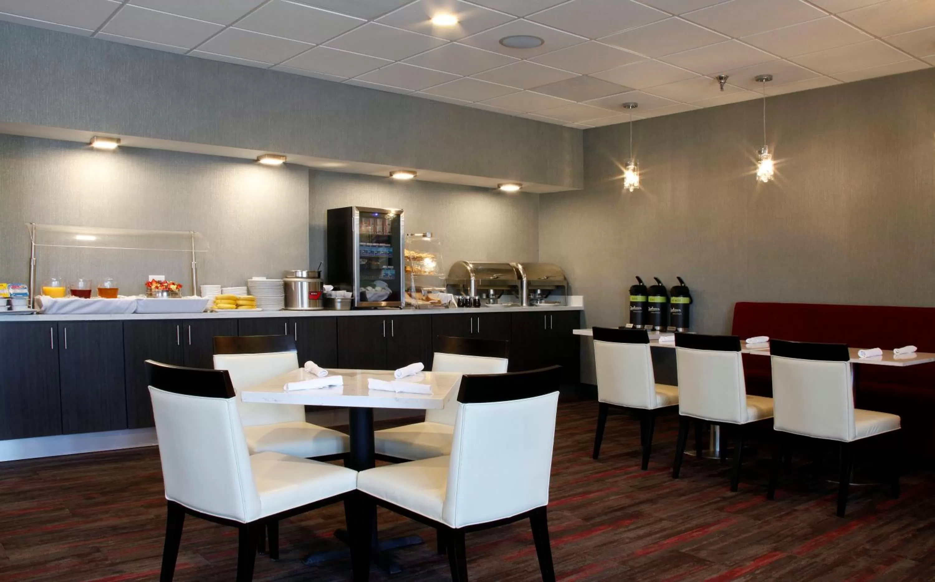 Restaurant/places to eat in Radisson Hotel Oakland Airport