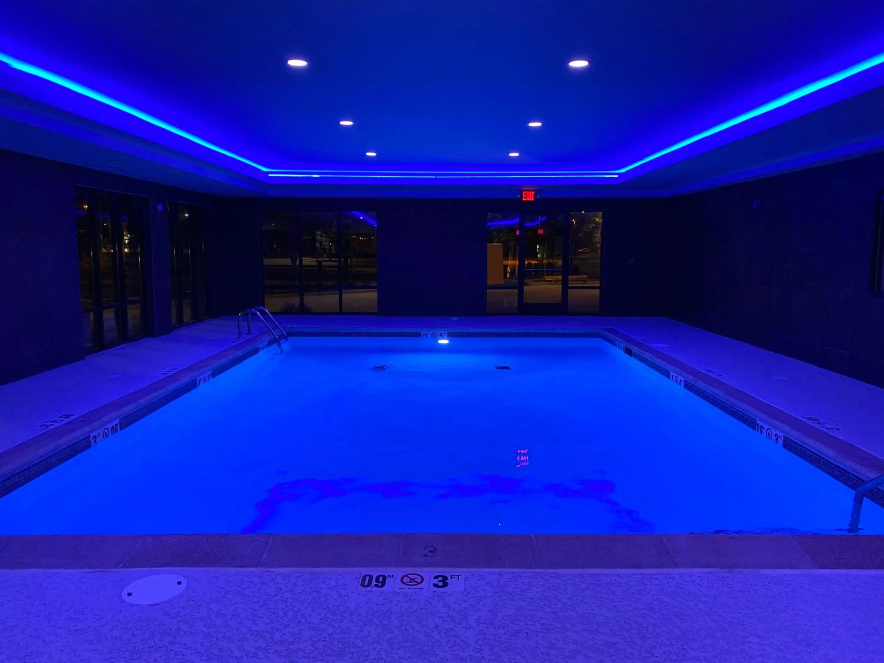 Swimming pool in La Quinta Inn & Suites by Wyndham St Louis Route 66