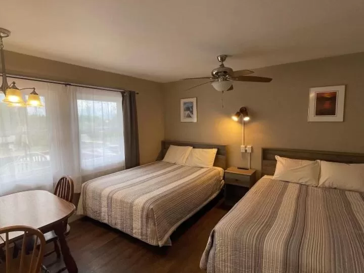 Photo of the whole room, Bed in Hill View Motel and Cottages