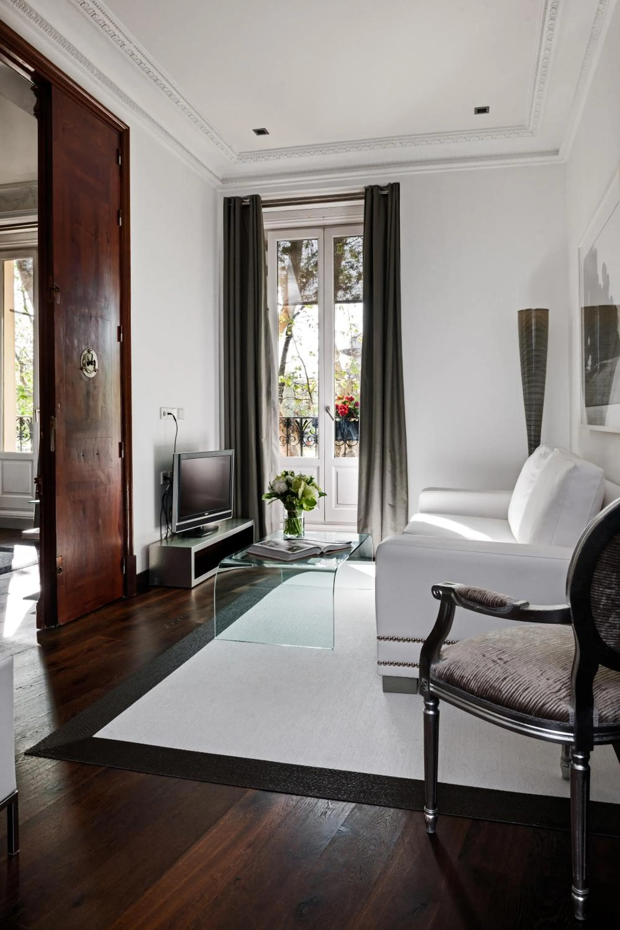 View (from property/room), Bed in Hospes Puerta de Alcalá, a Member of Design Hotels