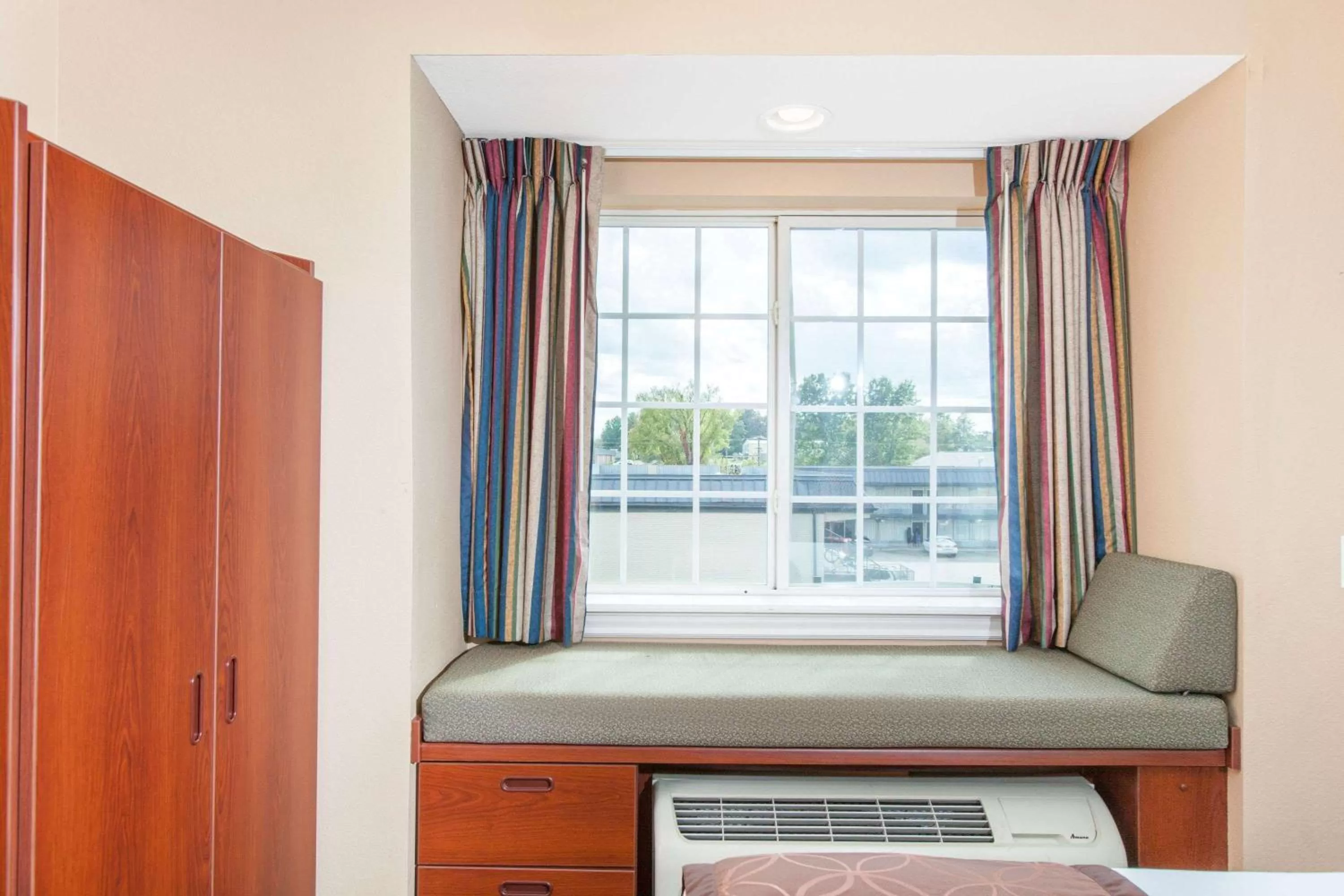 Photo of the whole room, Bed in Microtel Inn by Wyndham Rogers