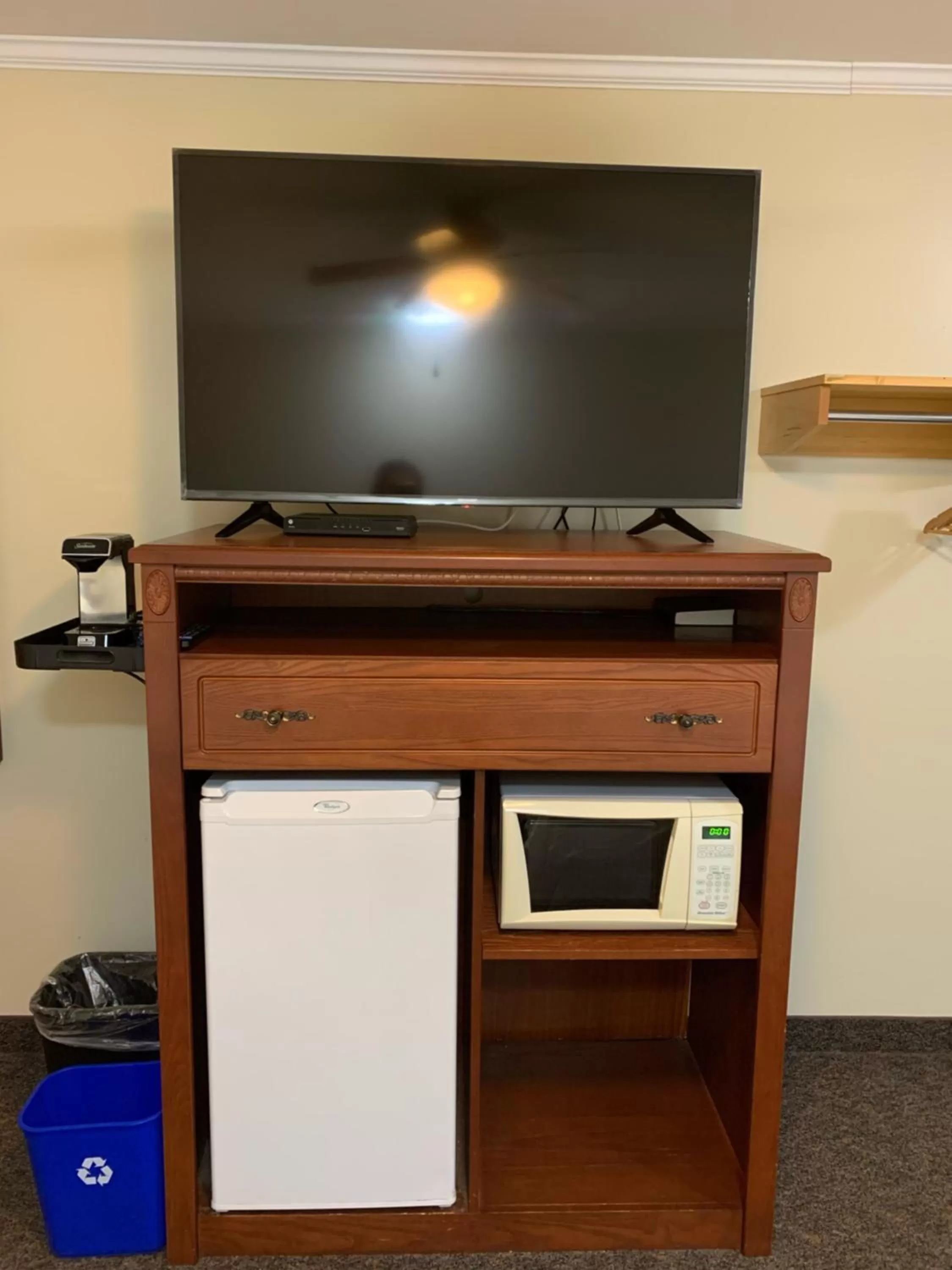 TV and multimedia, TV/Entertainment Center in Travelodge by Wyndham Fredericton