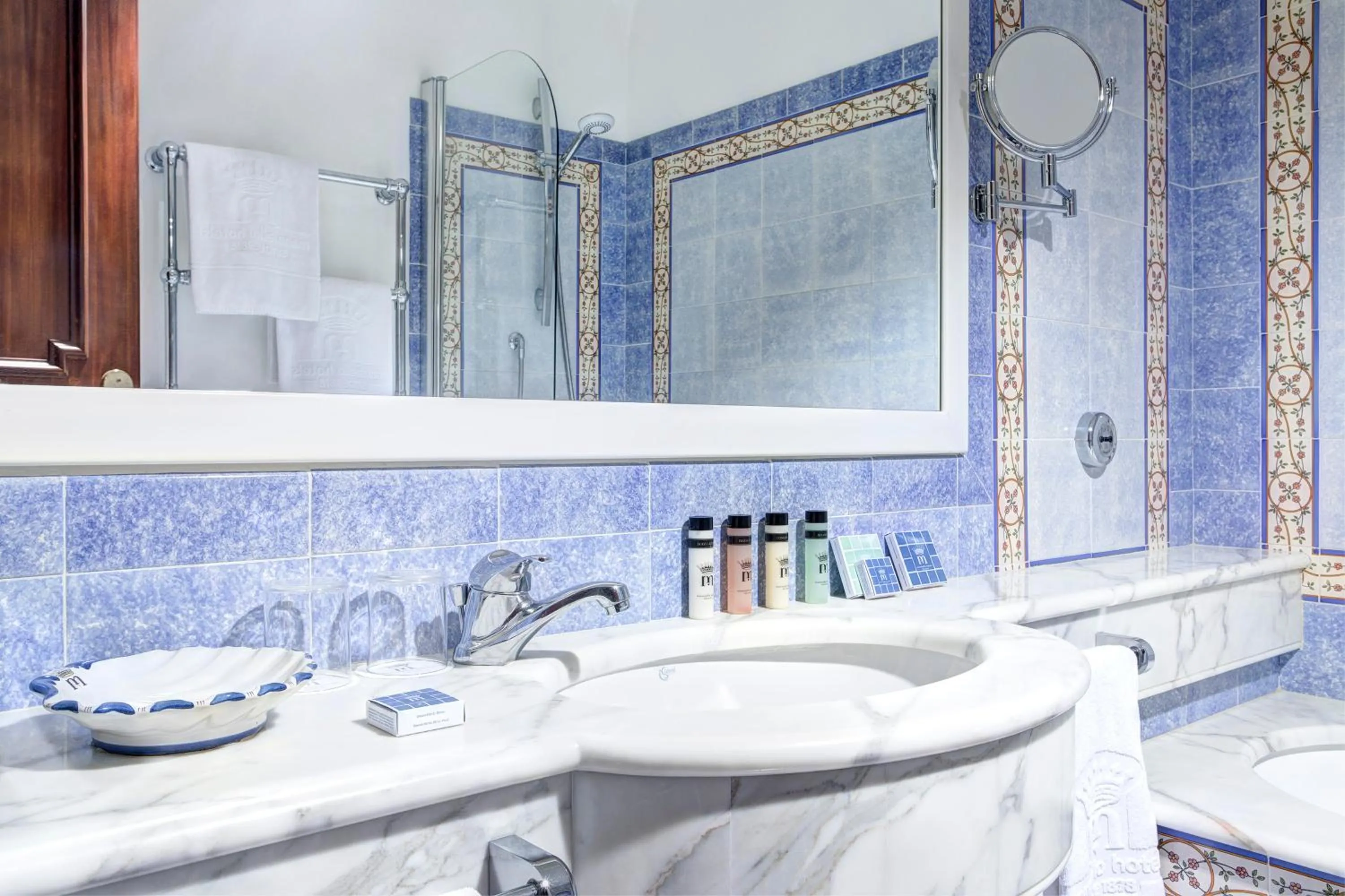 Shower in Grand Hotel de la Ville