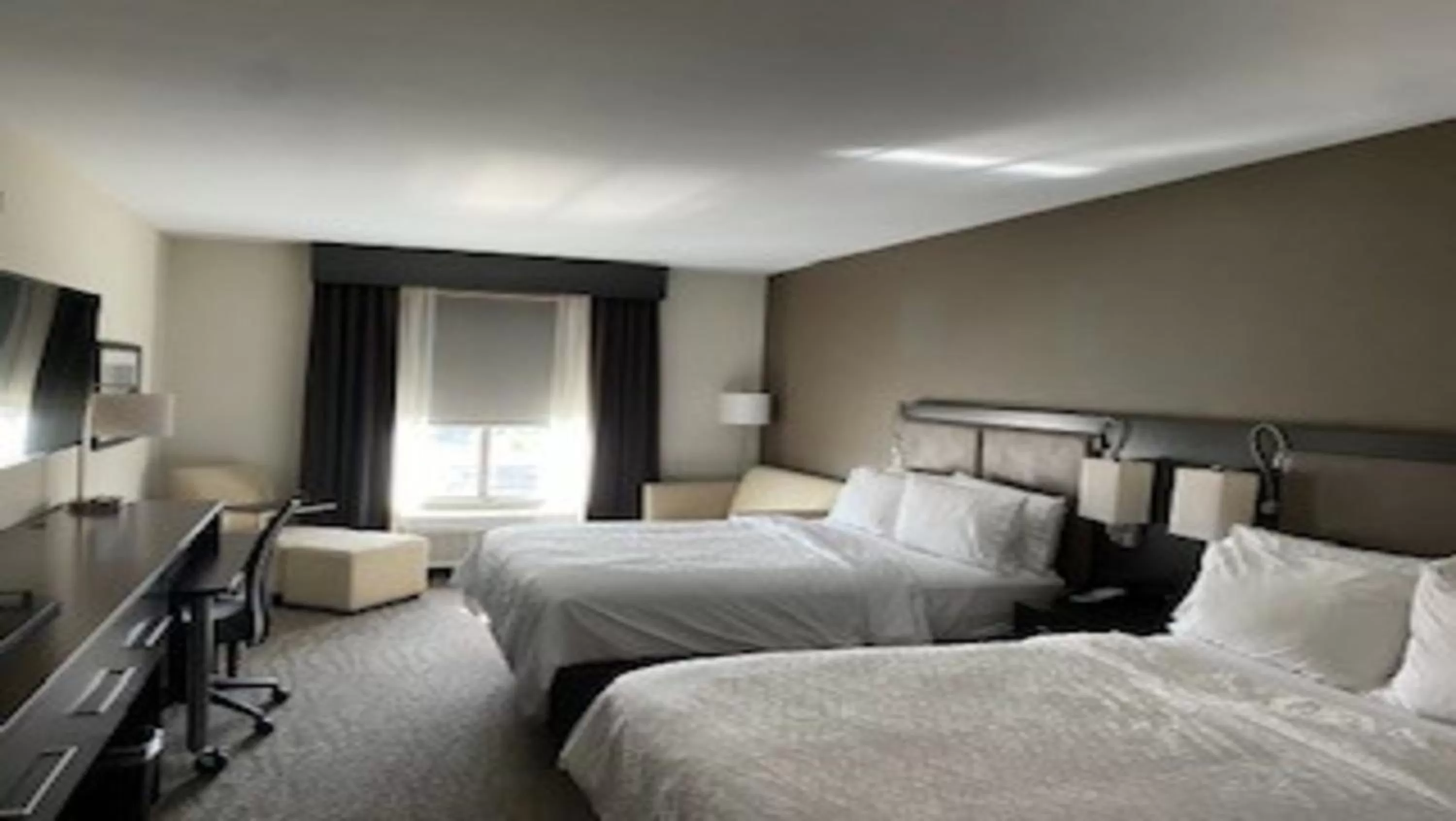 Photo of the whole room, Bed in Holiday Inn Paducah Riverfront by IHG
