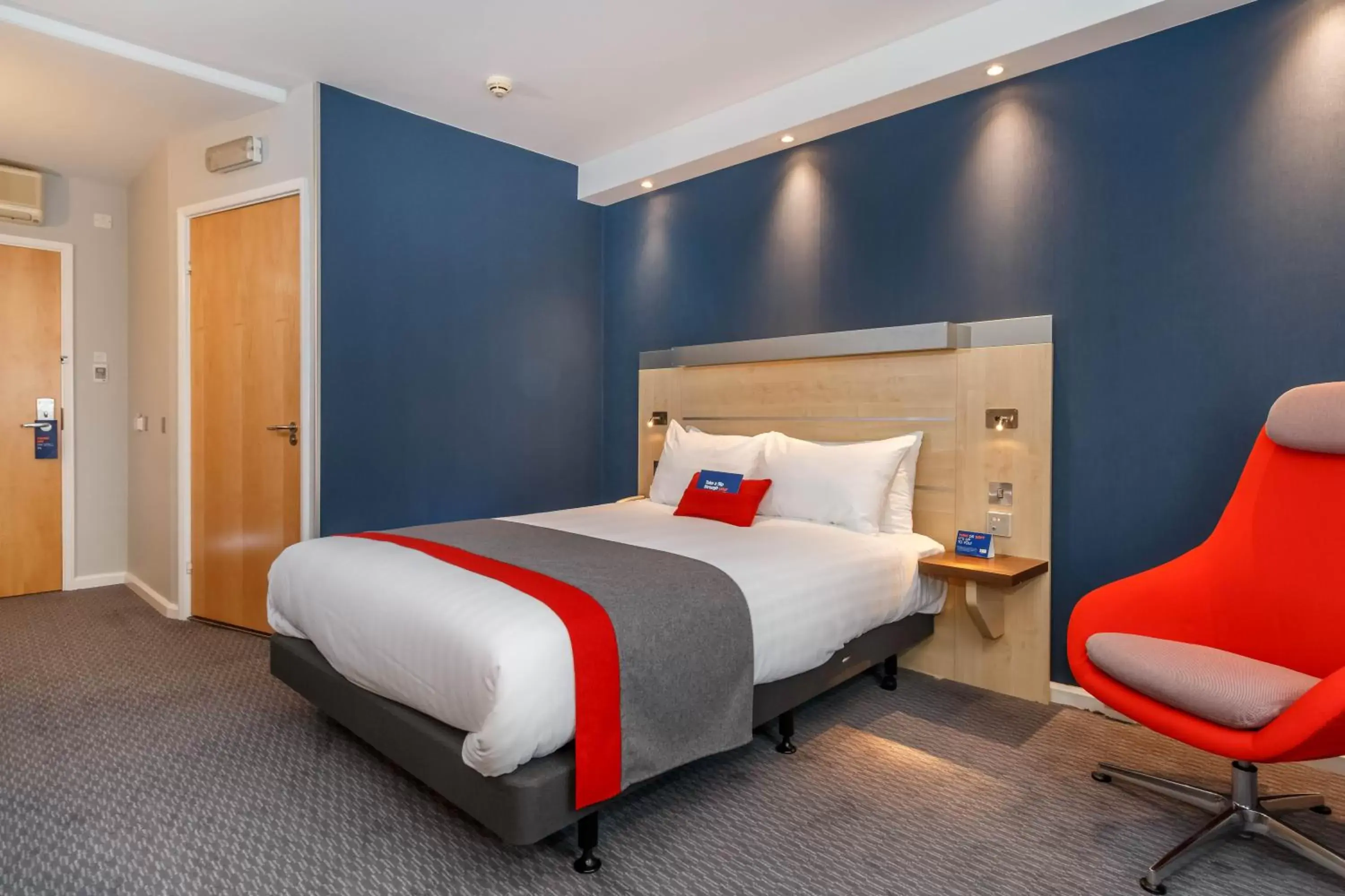 Double Room - Disability Access in Holiday Inn Express Walsall M6, J10, an IHG Hotel Double Room - Disability Access in Holiday Inn Express Walsall M6, J10, an IHG Hotel