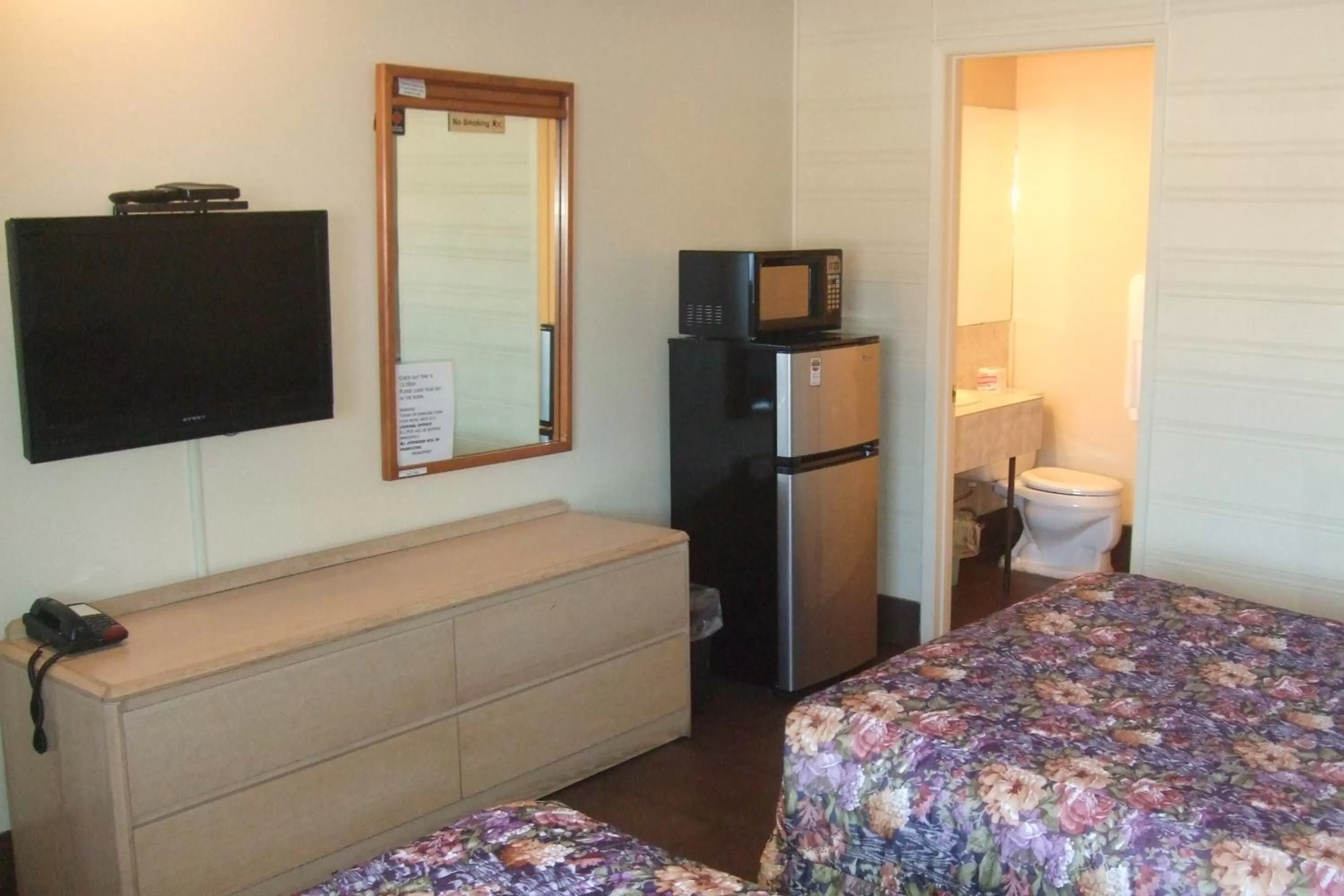 Bedroom, TV/Entertainment Center in Trailside Inn