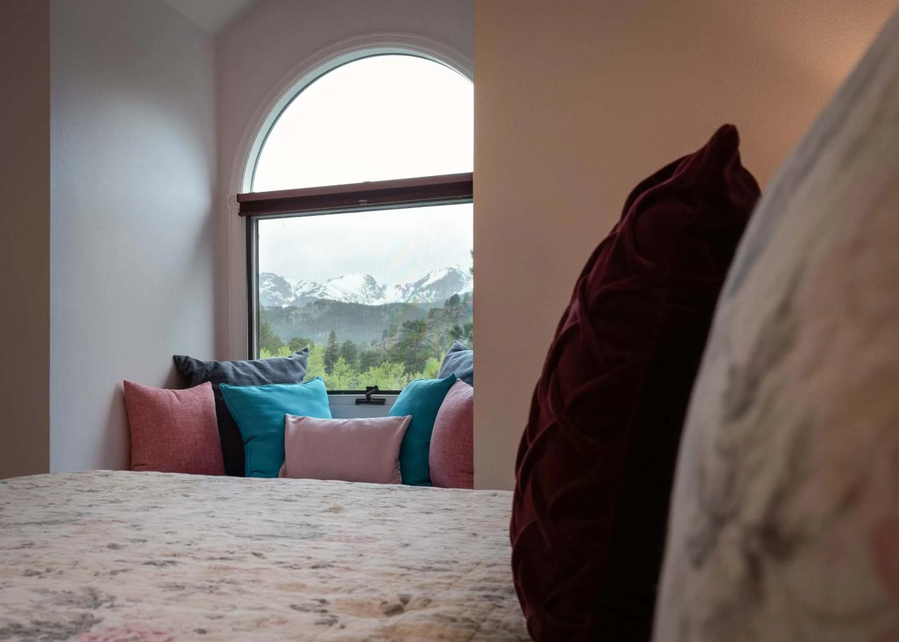 Seating area, Bed in Riversong Inn Retreat