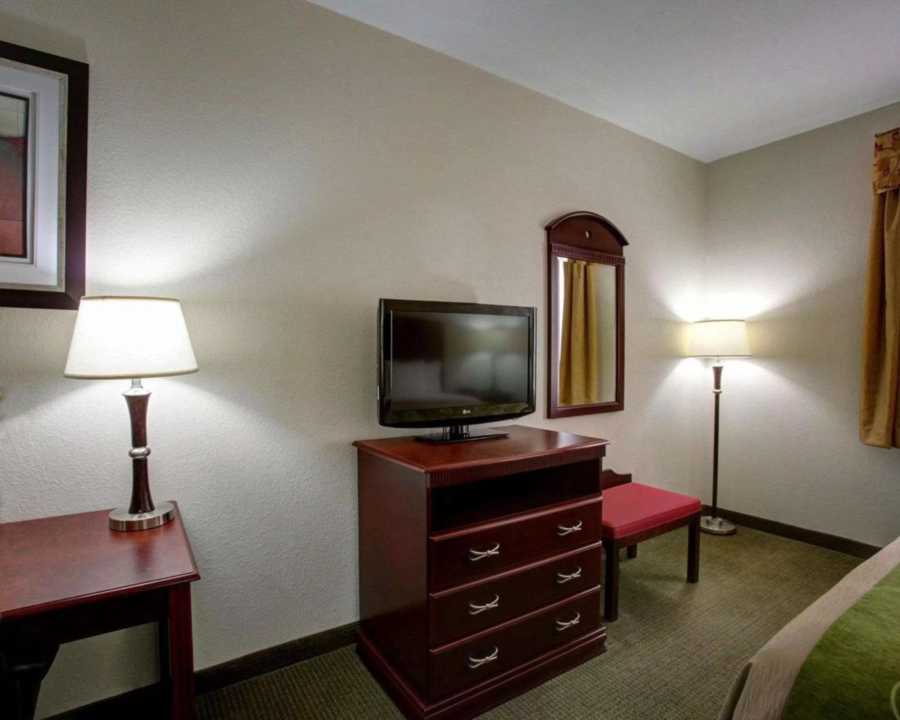 Photo of the whole room in Quality Inn Rockdale