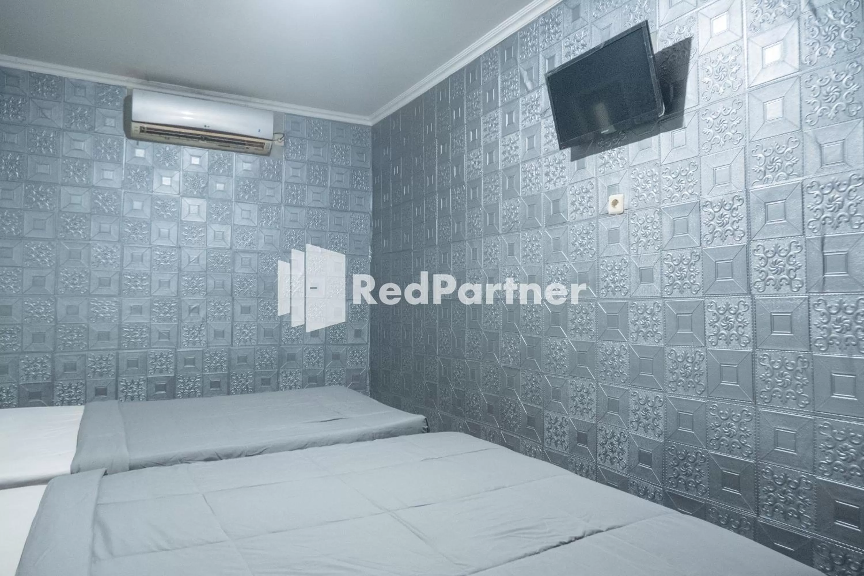 Bedroom, Bed in Crown Residence near Tugu Yogyakarta RedPartner
