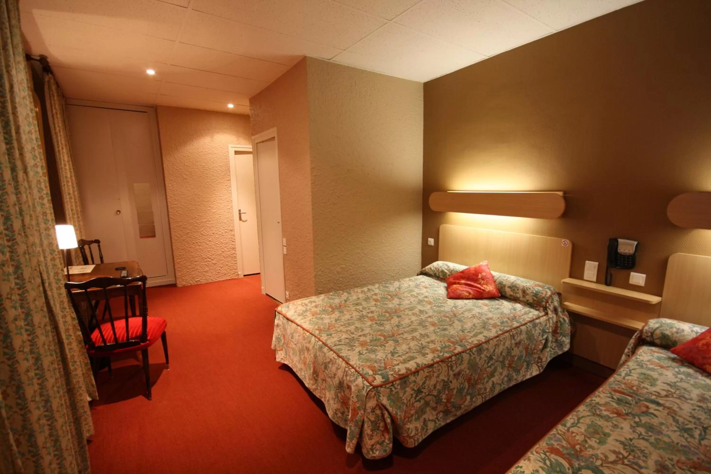 Photo of the whole room, Bed in Logis Hotel L'ange Couronne